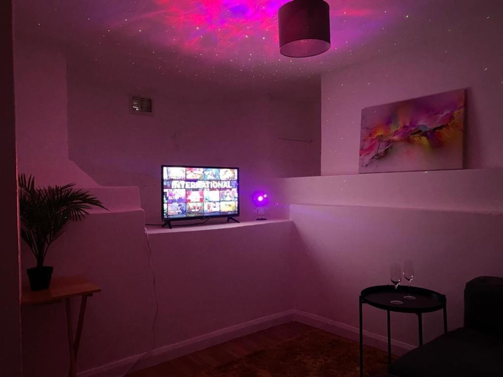 Entire 2 Bed Flat 10 Mins To Apartment *