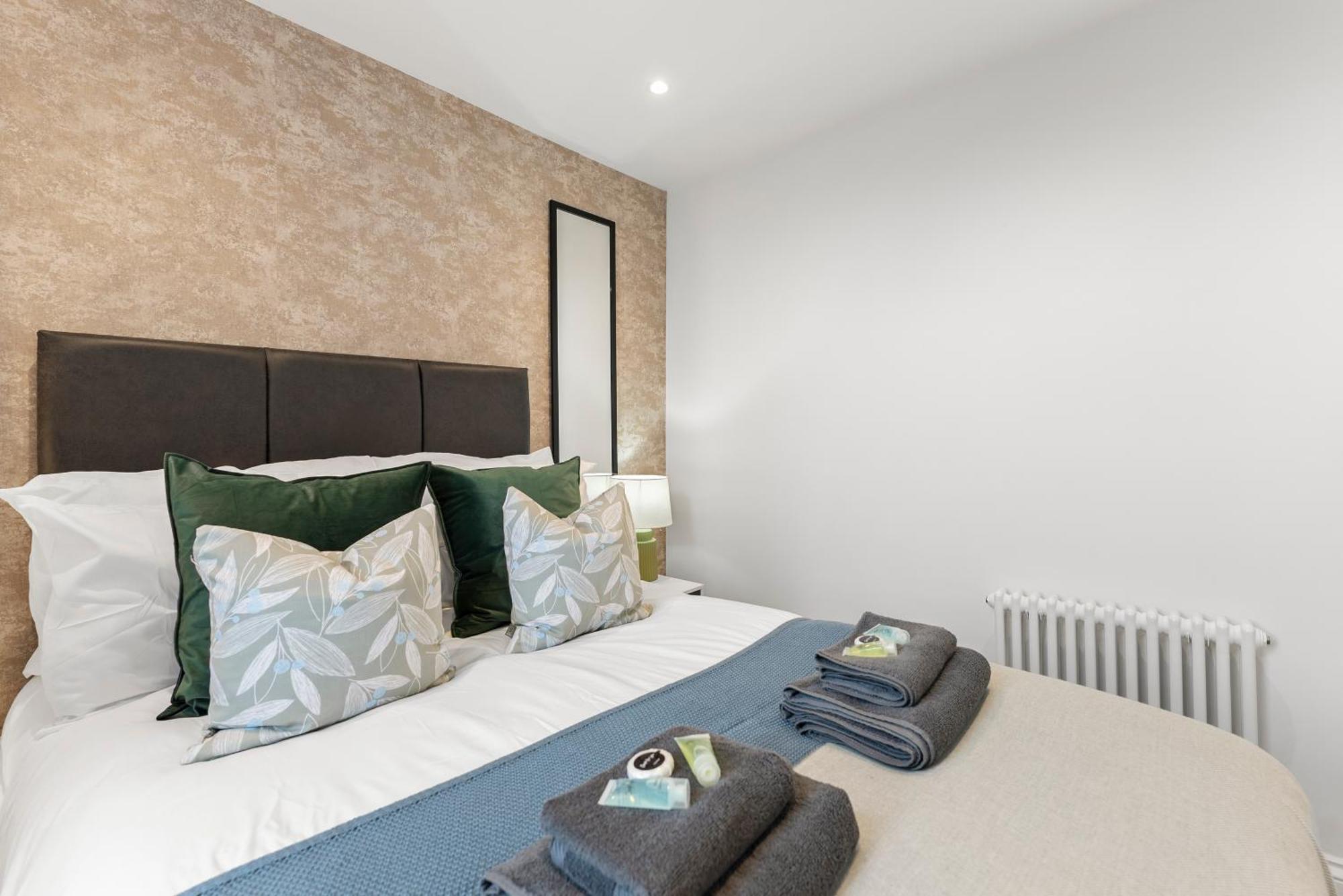 Peaceful Retreat With Balcony - Sleeps 9 * Londra
