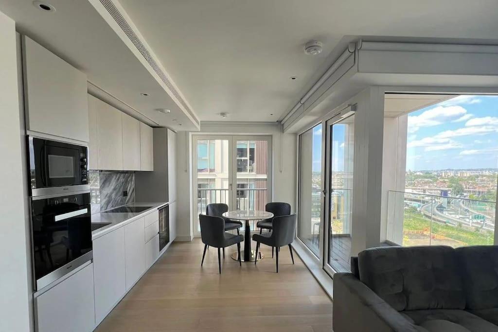 Luxury 2 Bed 2 Bath Modern Flat In White * Londen