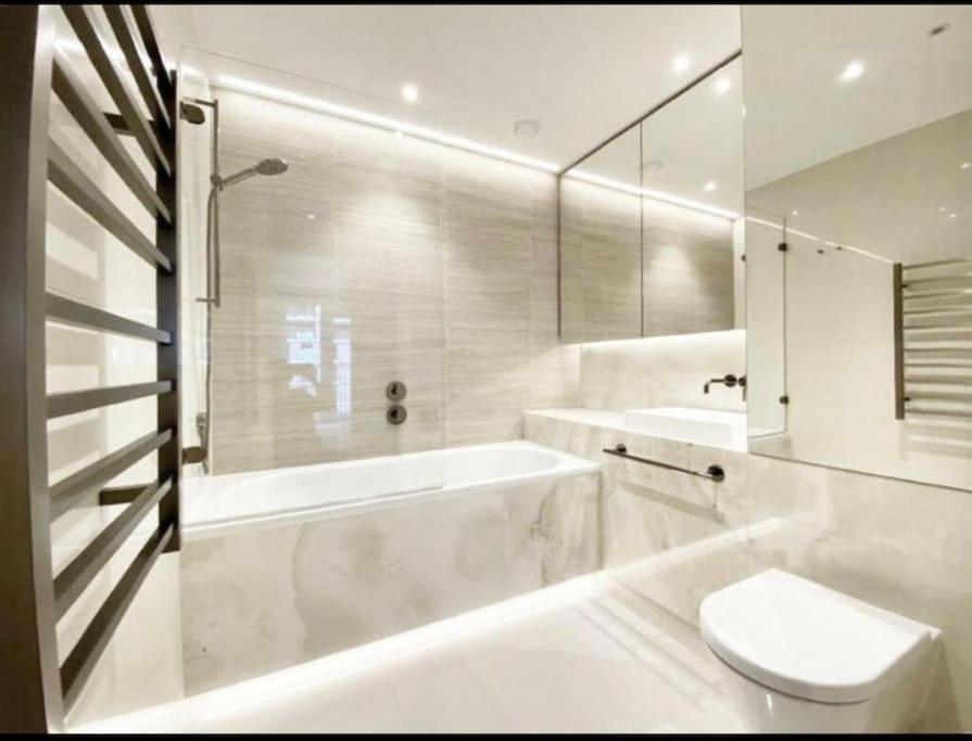 Luxury 2 Bed 2 Bath Modern Flat In White Londen