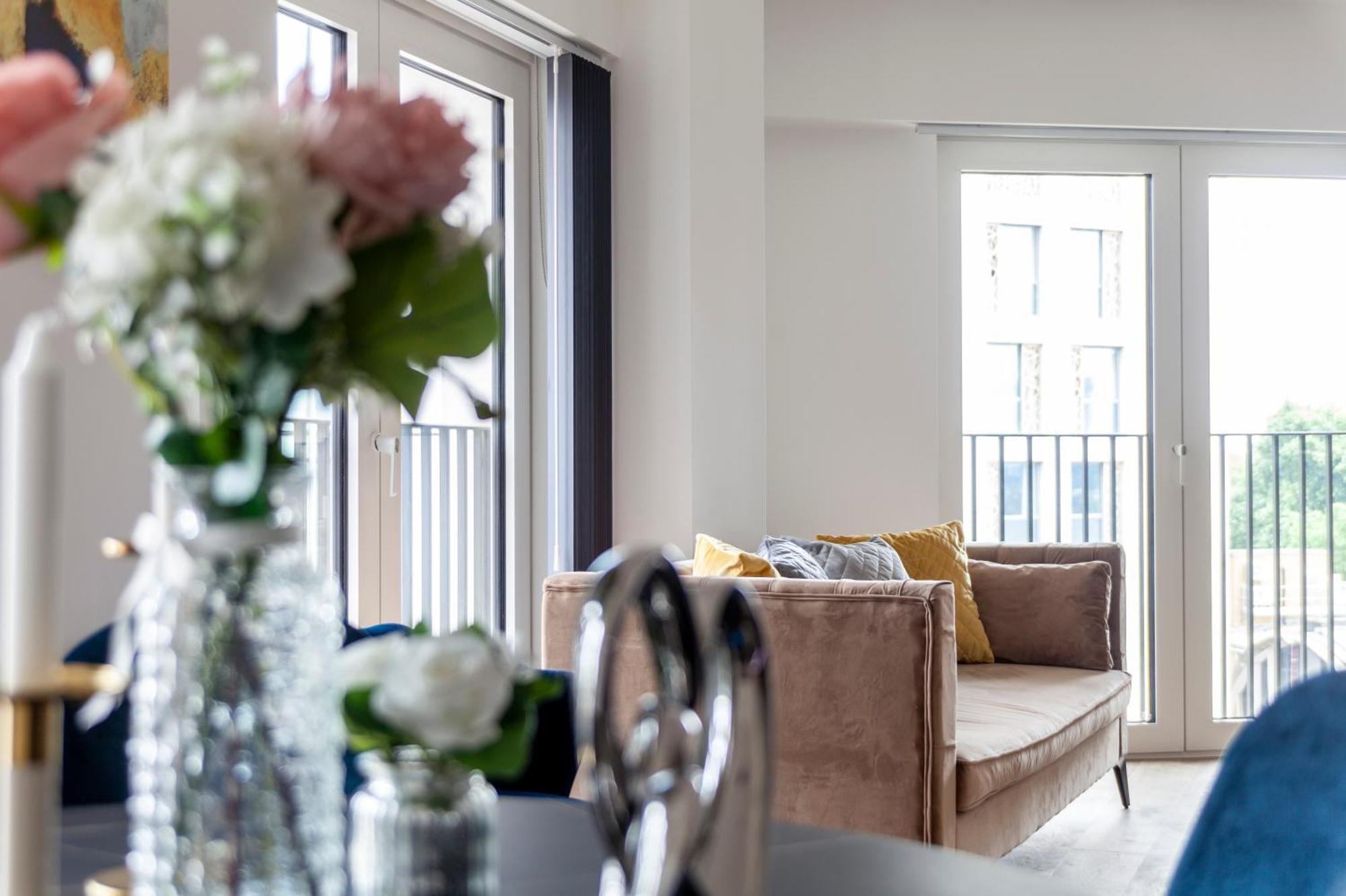 Stylish 2bdr Flat, Comm Garden I Smarthost Apartment *