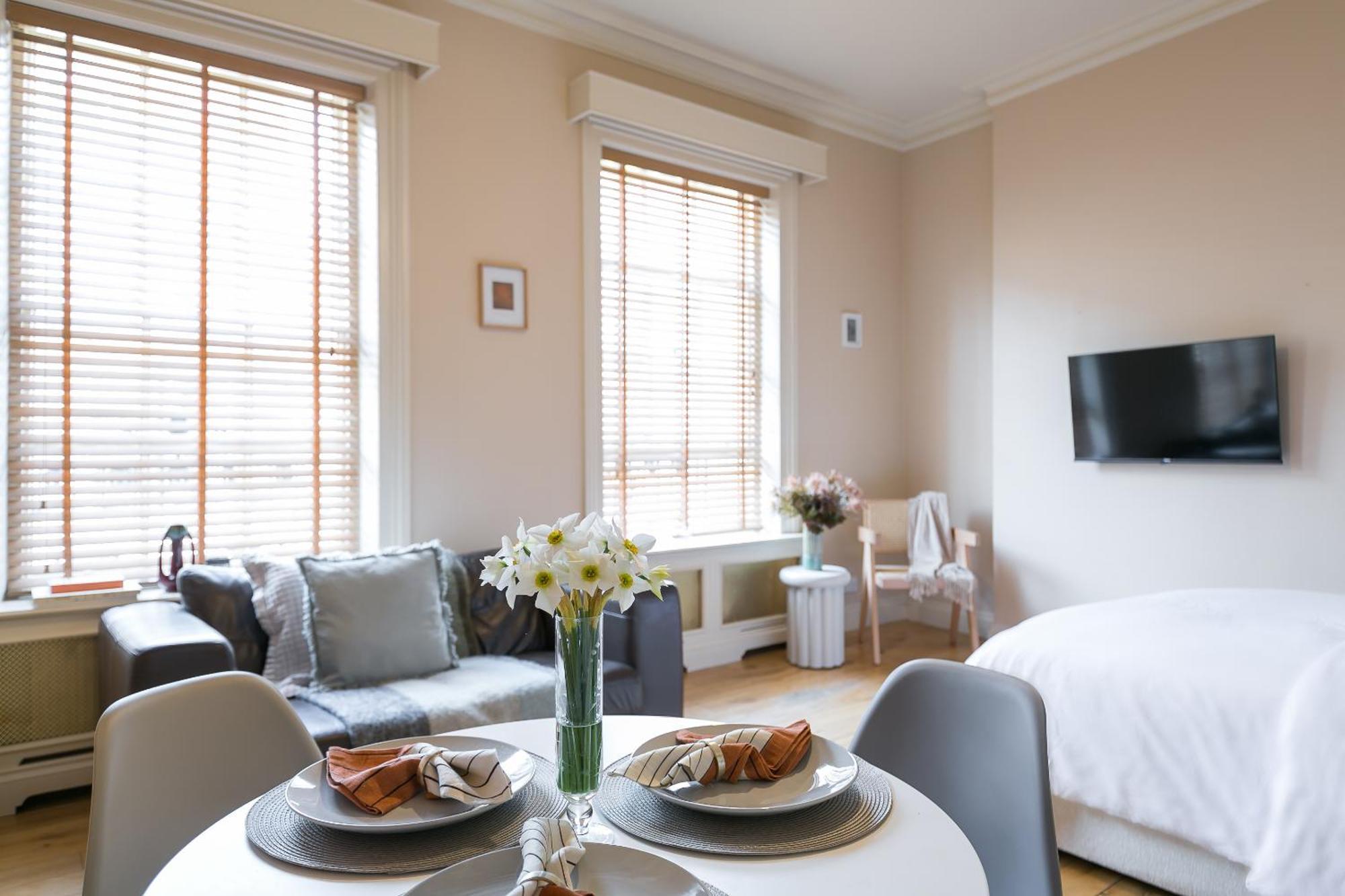 Small Sun Lit Studio Minutes From Kings Cross Station Lägenhet London