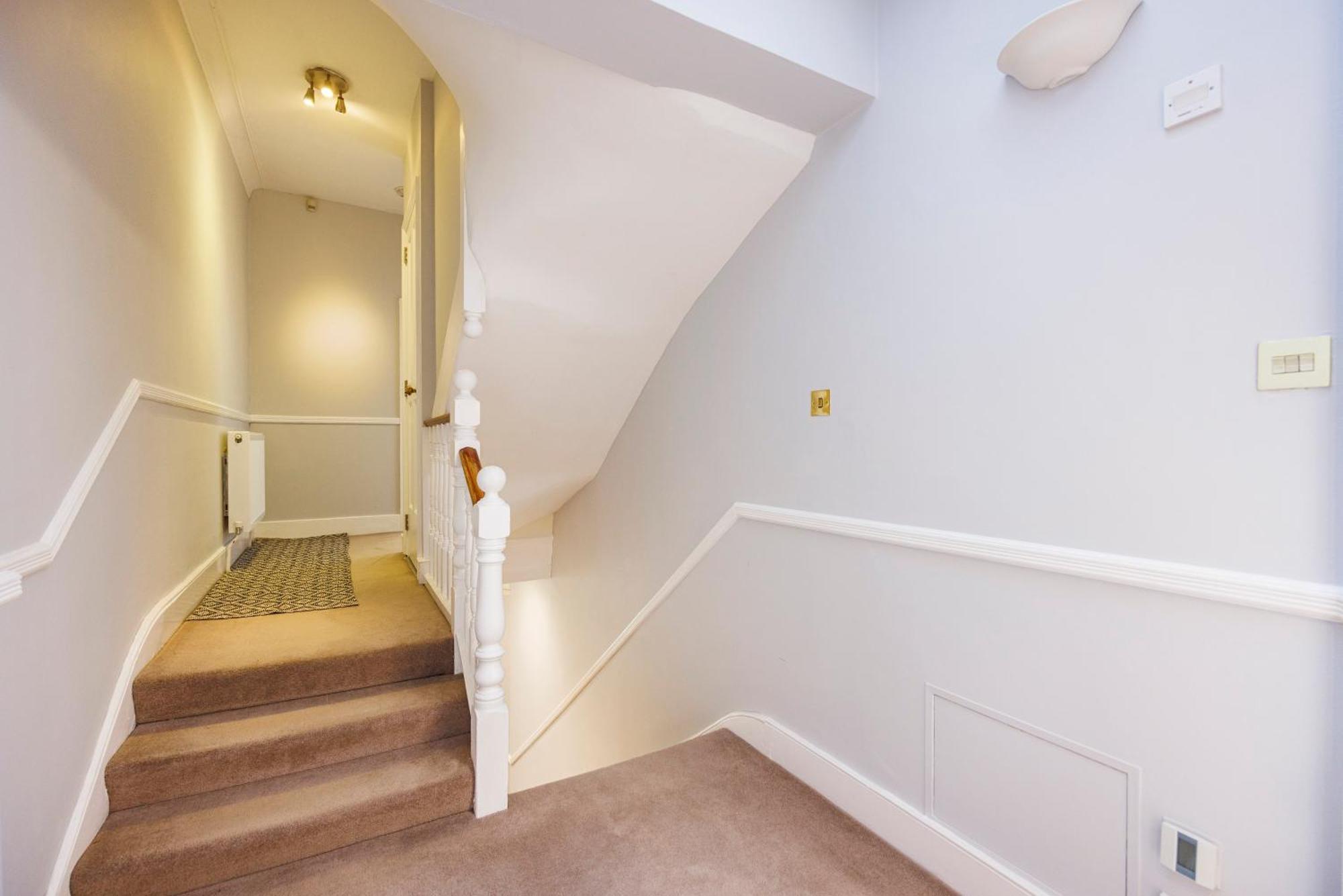 Holiday home 6 Bedroom House By Av Acton Sleeps 11 Free Parking London