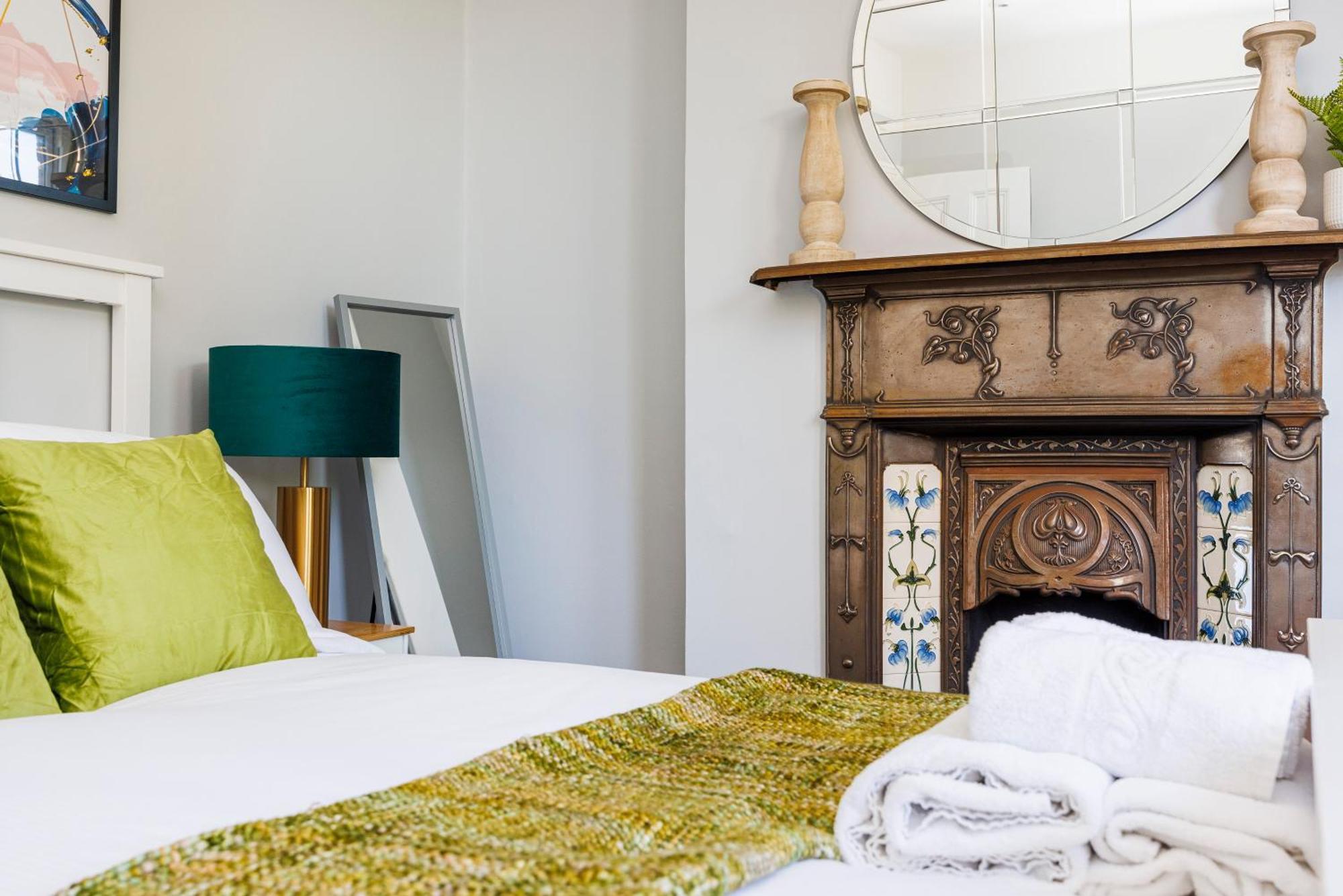 Holiday home 6 Bedroom House By Av Acton Sleeps 11 Free Parking London
