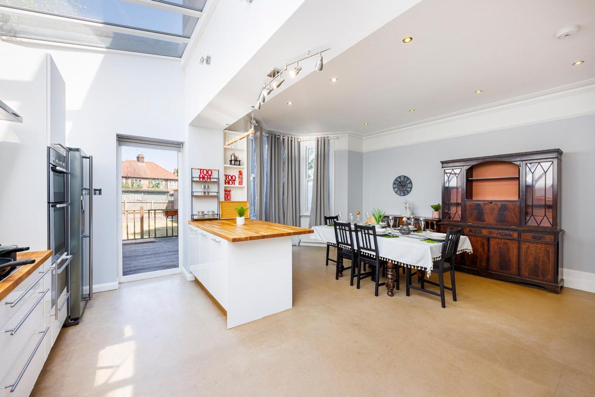 6 Bedroom House By Av Acton Sleeps 11 Free Parking London