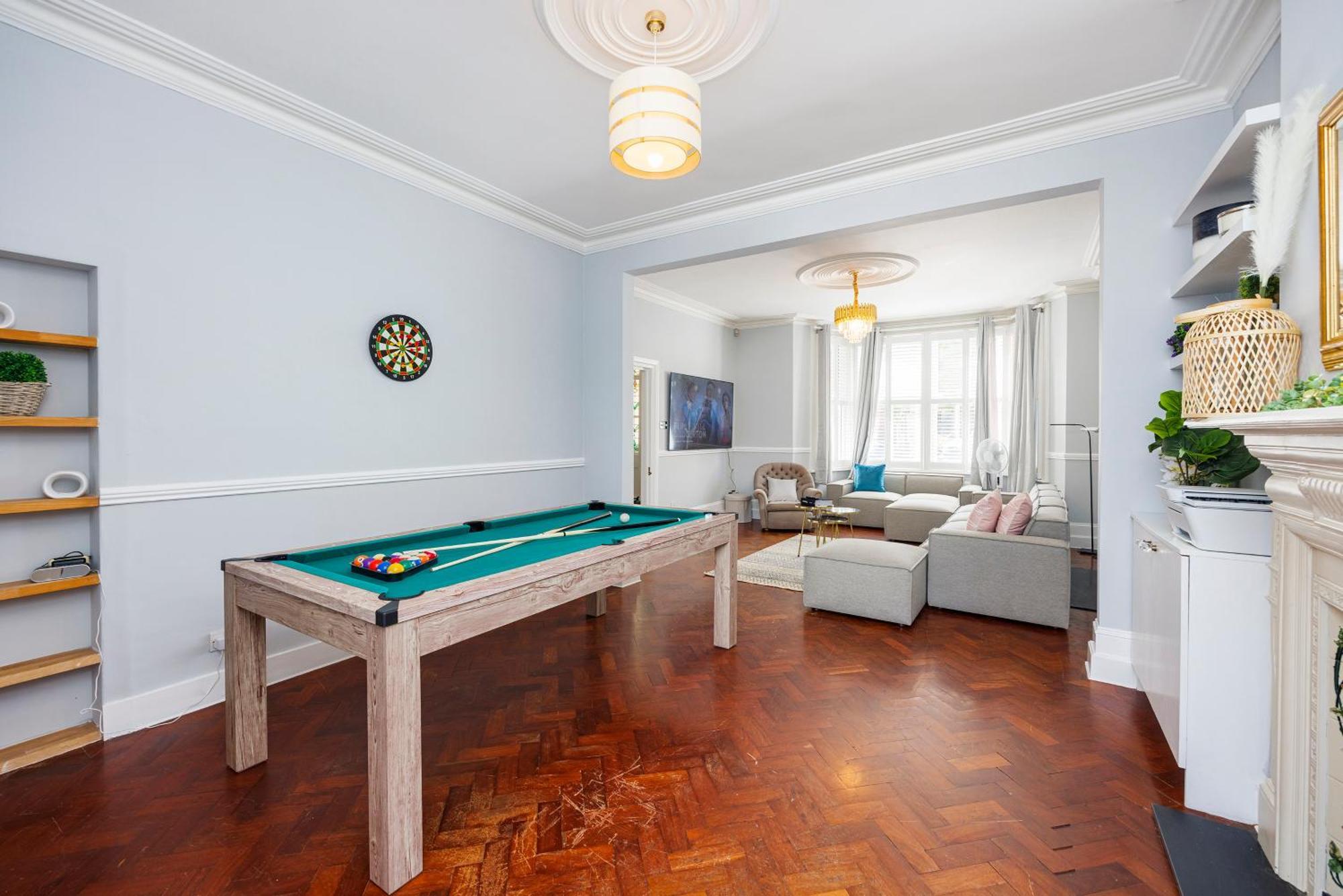 Holiday home 6 Bedroom House By Av Acton Sleeps 11 Free Parking London