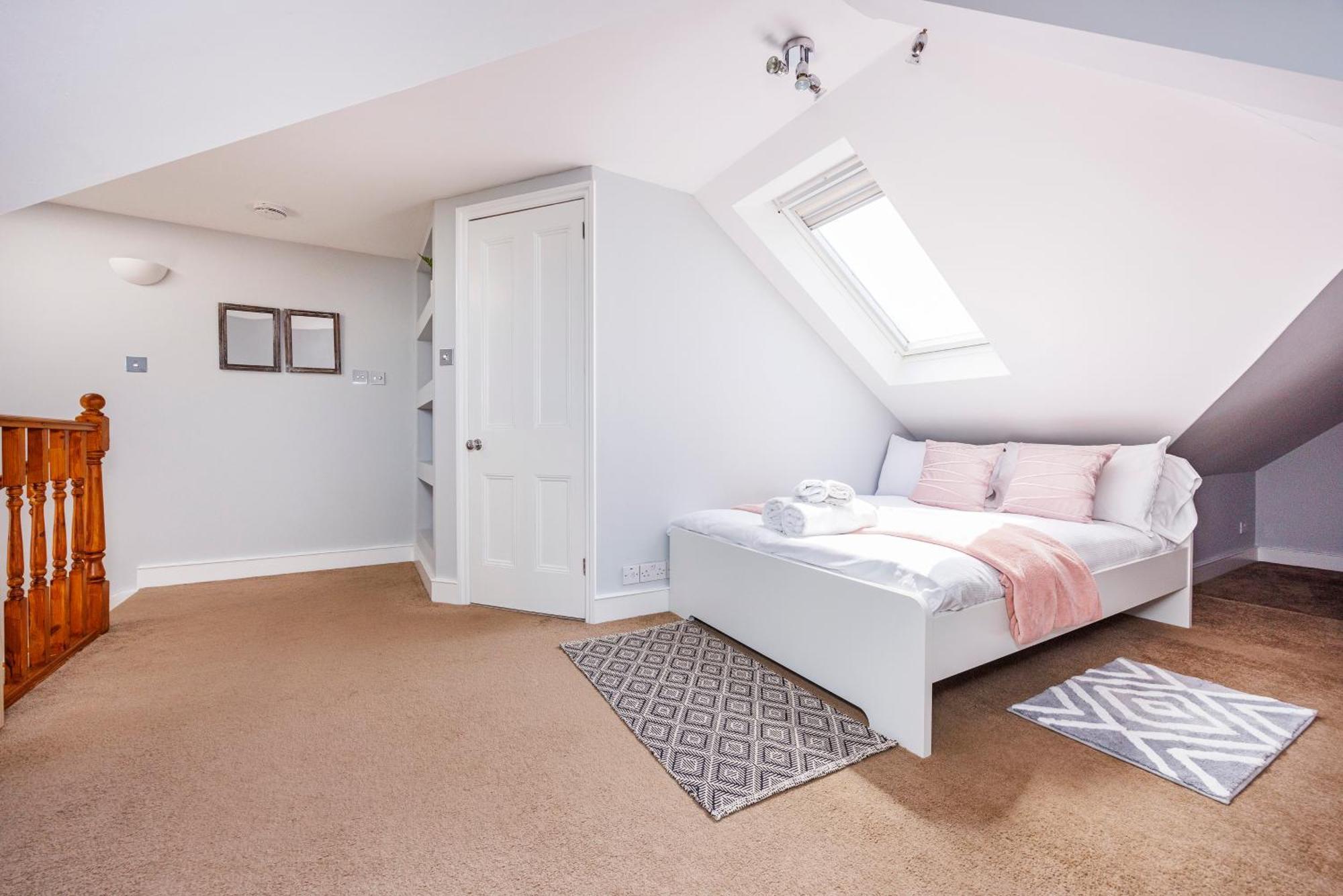 Holiday home 6 Bedroom House By Av Acton Sleeps 11 Free Parking