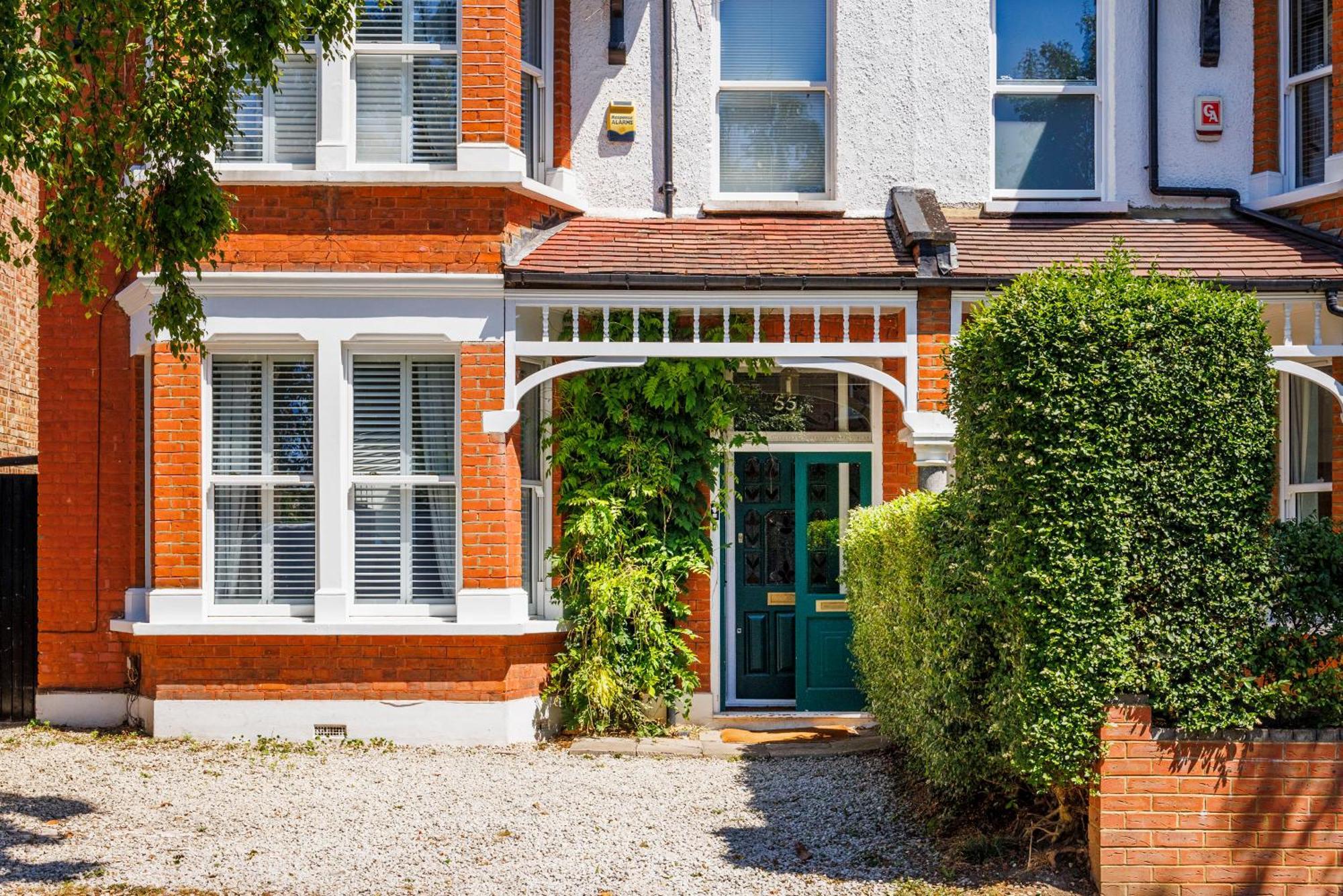6 Bedroom House By Av Acton Sleeps 11 Free Parking