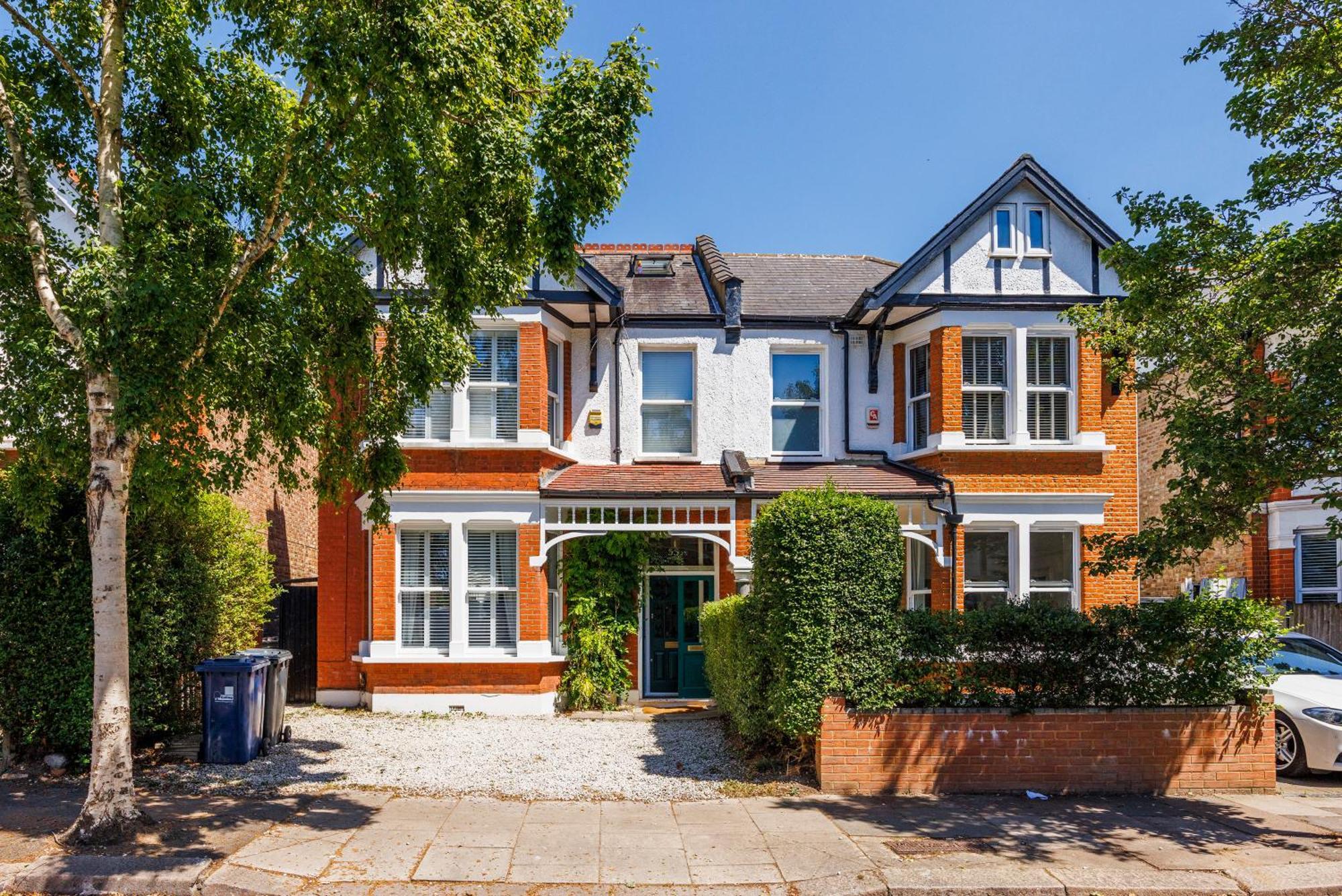 Holiday home 6 Bedroom House By Av Acton Sleeps 11 Free Parking London