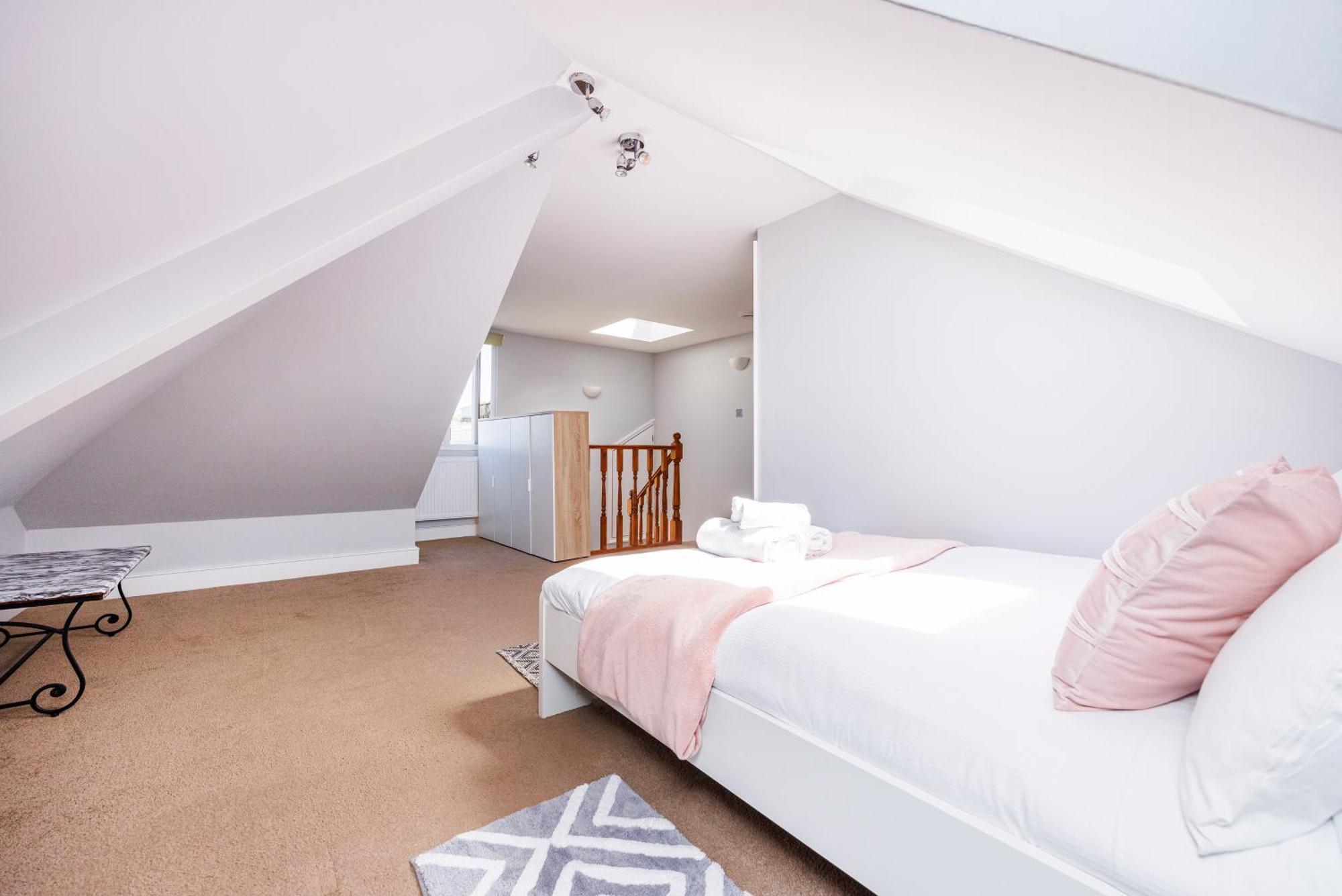 6 Bedroom House By Av Acton Sleeps 11 Free Parking