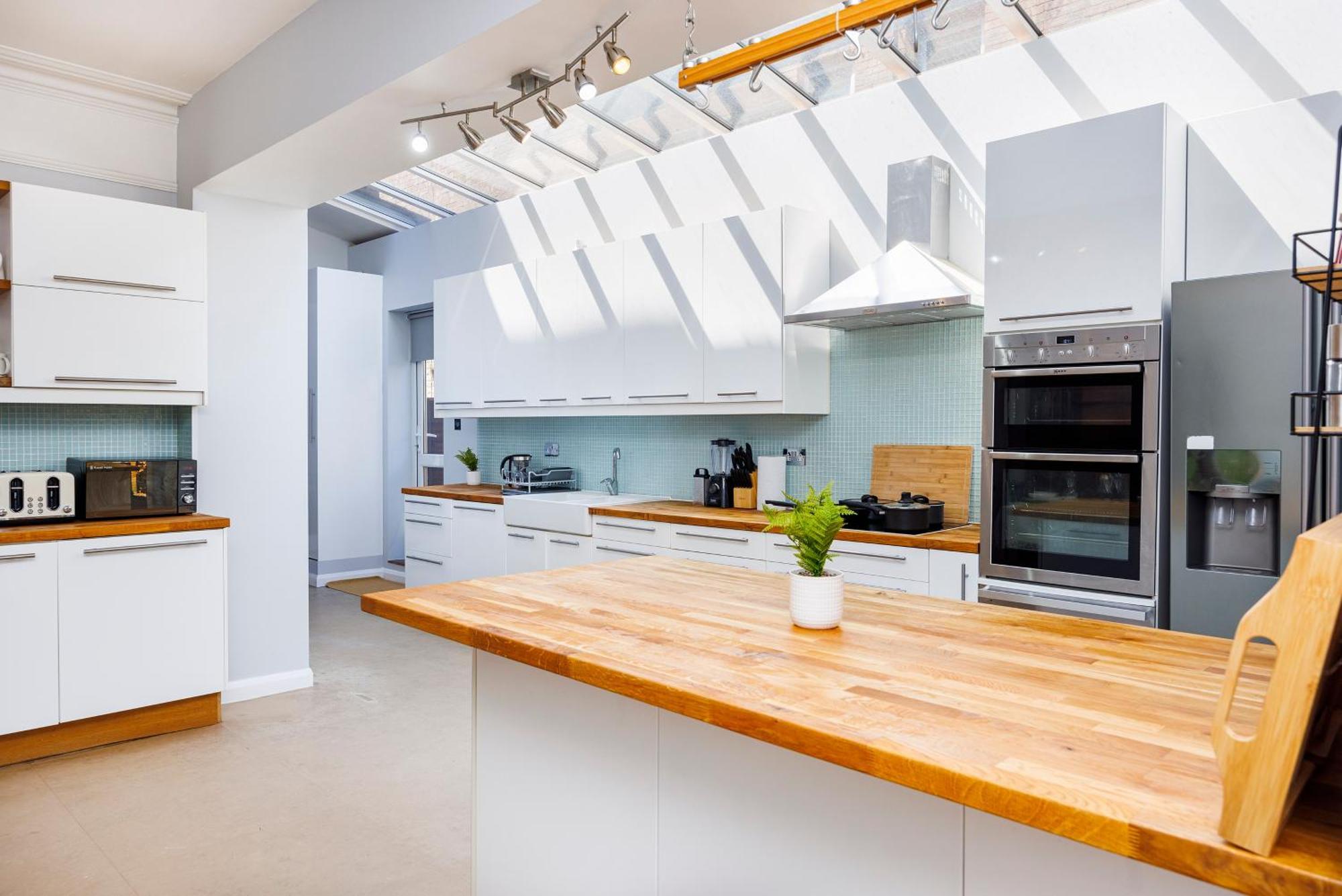 Holiday home 6 Bedroom House By Av Acton Sleeps 11 Free Parking London