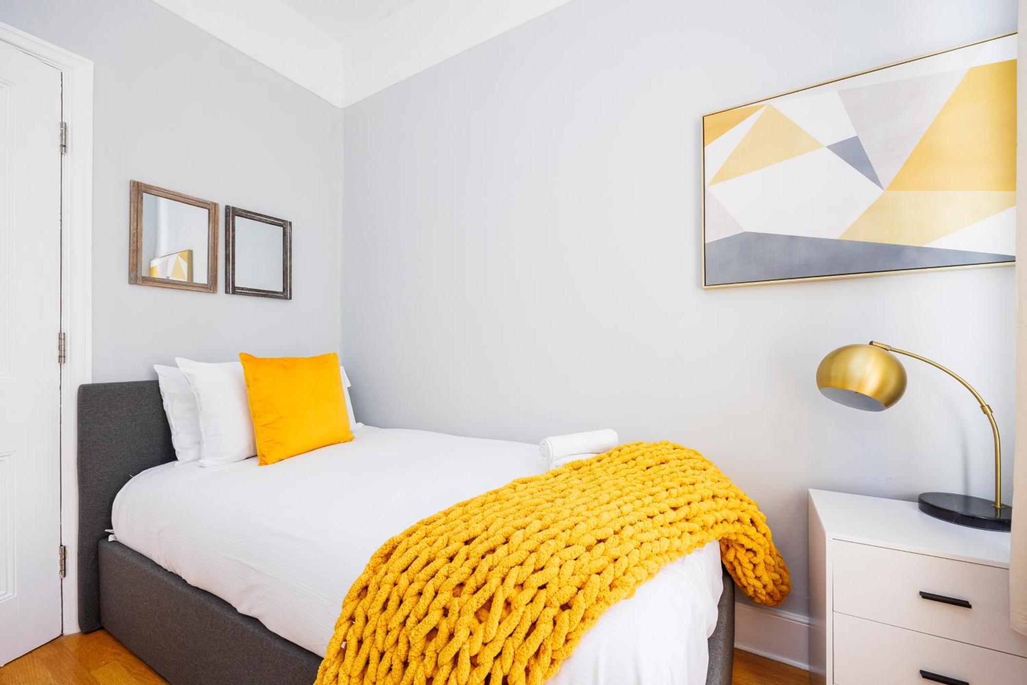 Holiday home 6 Bedroom House By Av Acton Sleeps 11 Free Parking *