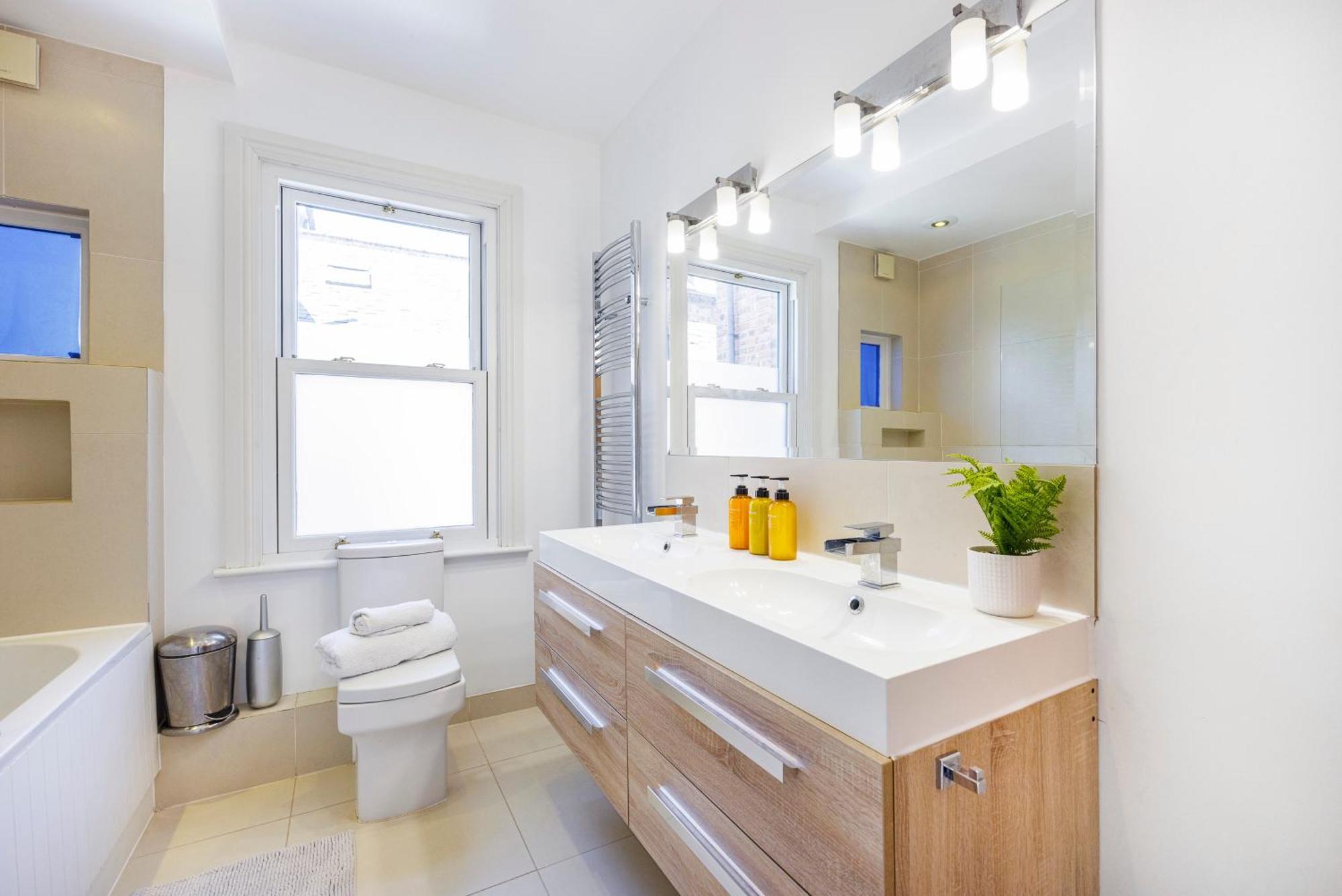 Holiday home 6 Bedroom House By Av Acton Sleeps 11 Free Parking London