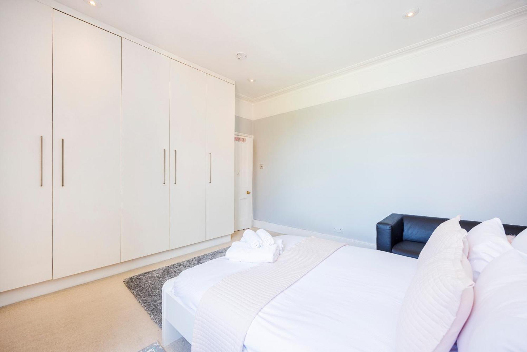 6 Bedroom House By Av Acton Sleeps 11 Free Parking London