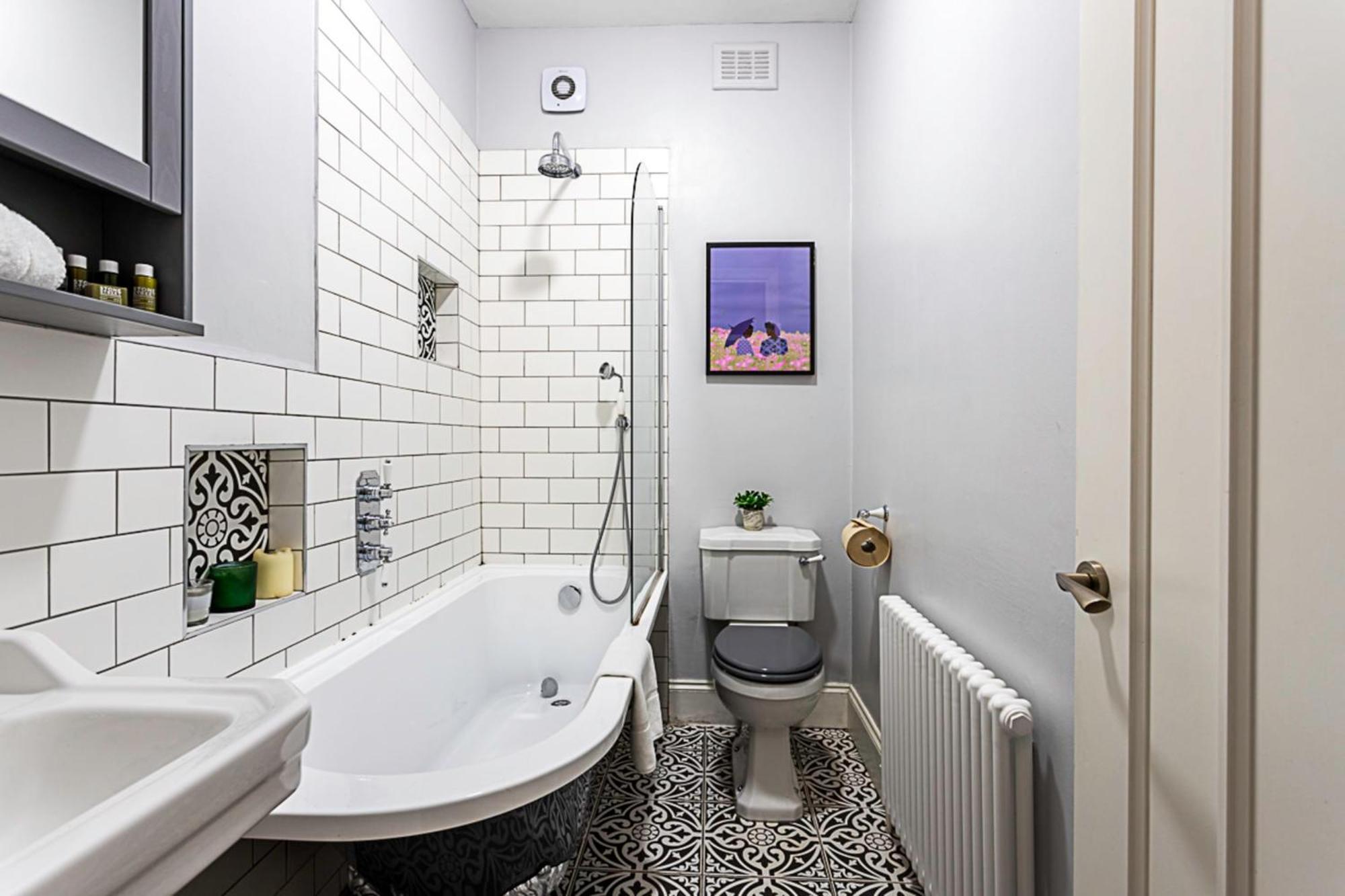 Modern And Spacious Colliers Wood Londen
