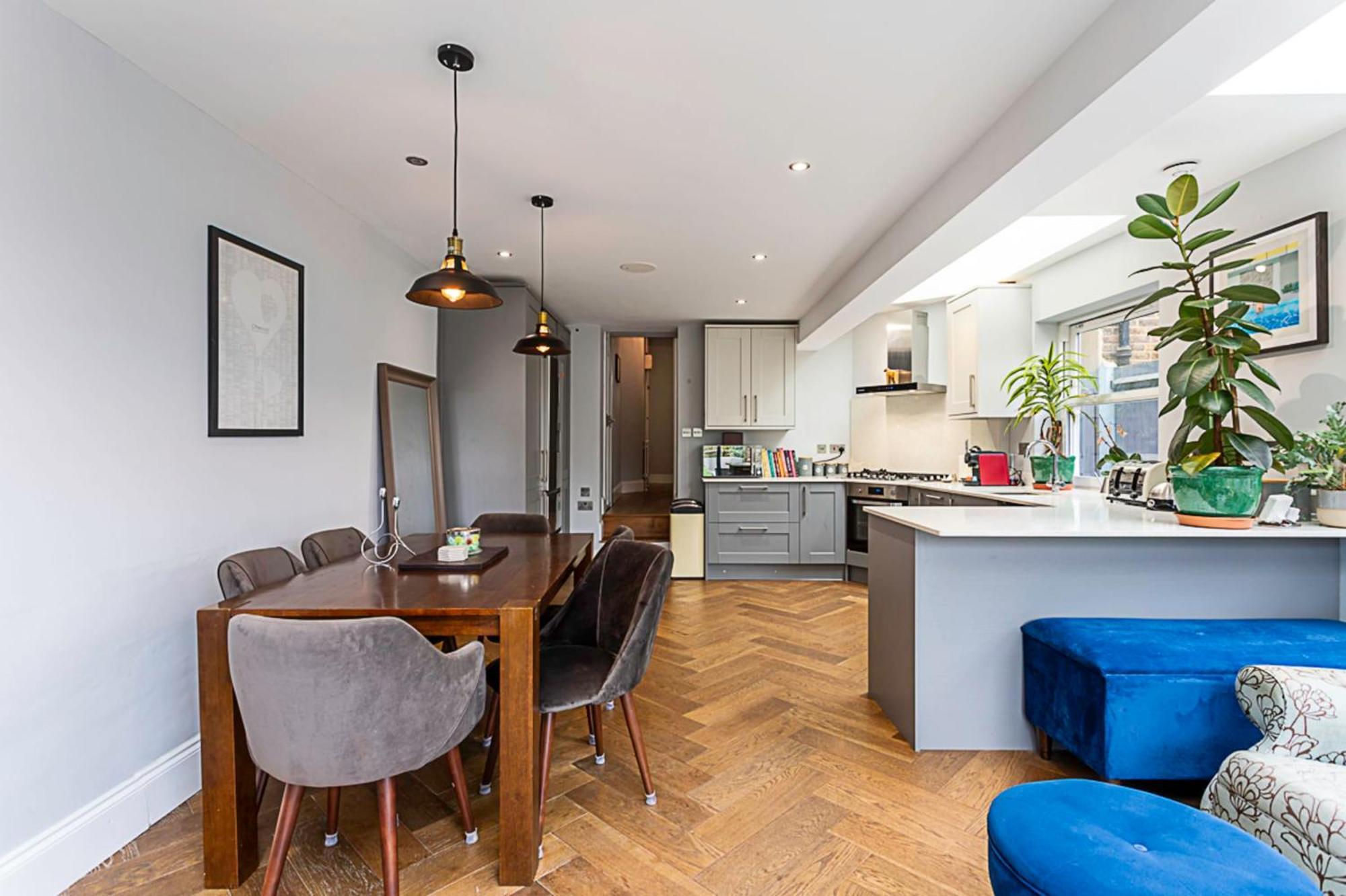 Modern And Spacious Colliers Wood Londen