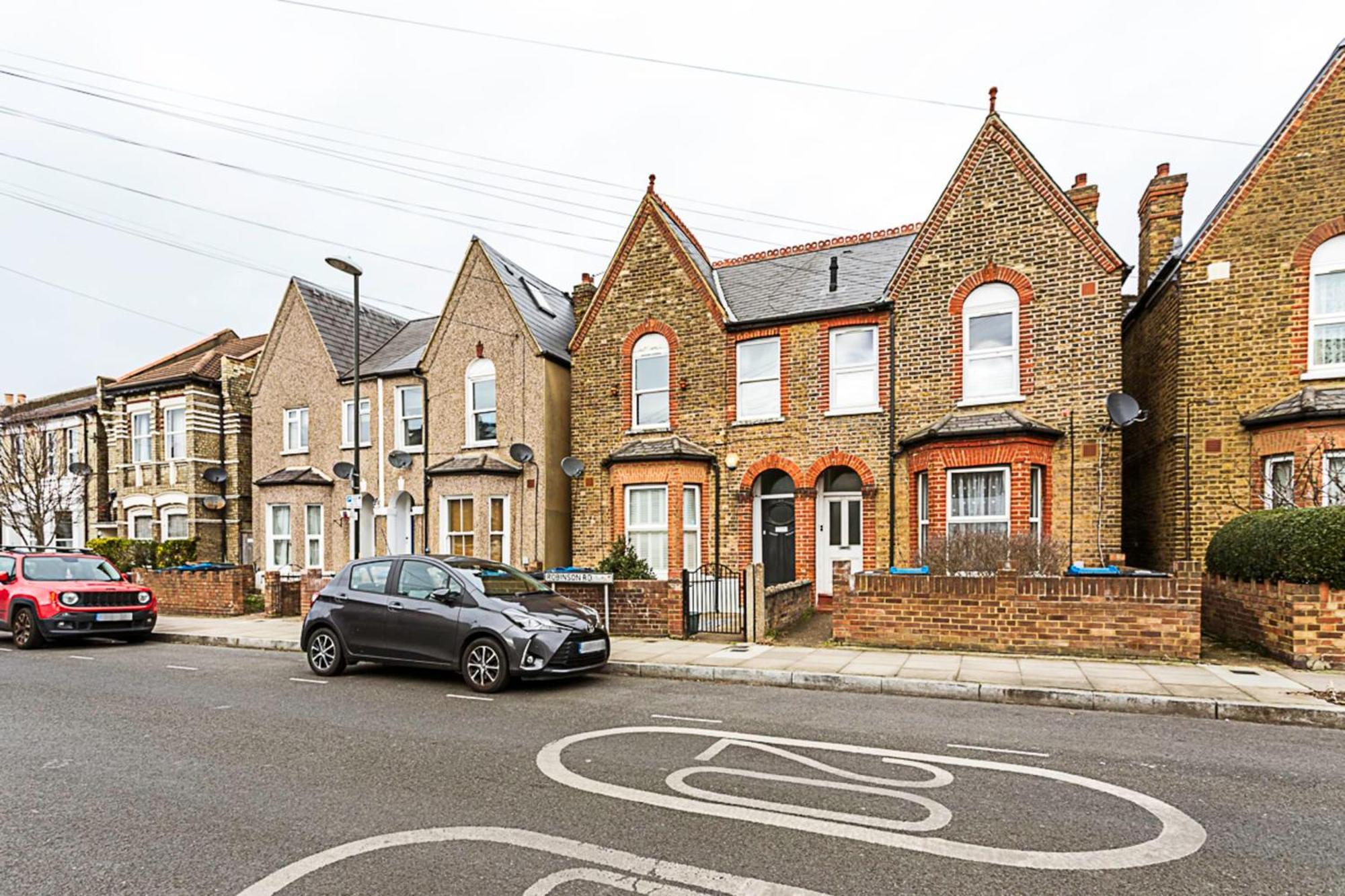 Modern And Spacious Colliers Wood Londen