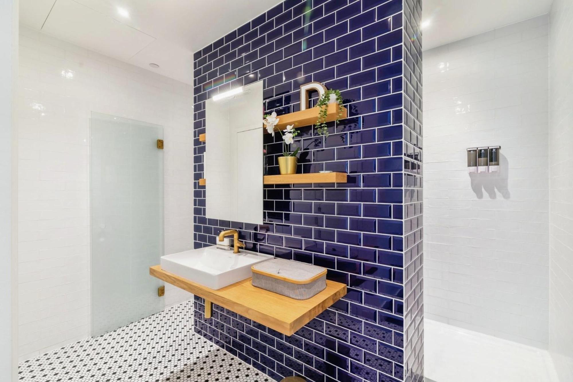 Appartement Chic 2 Bedroom Flat With Balcony Londen