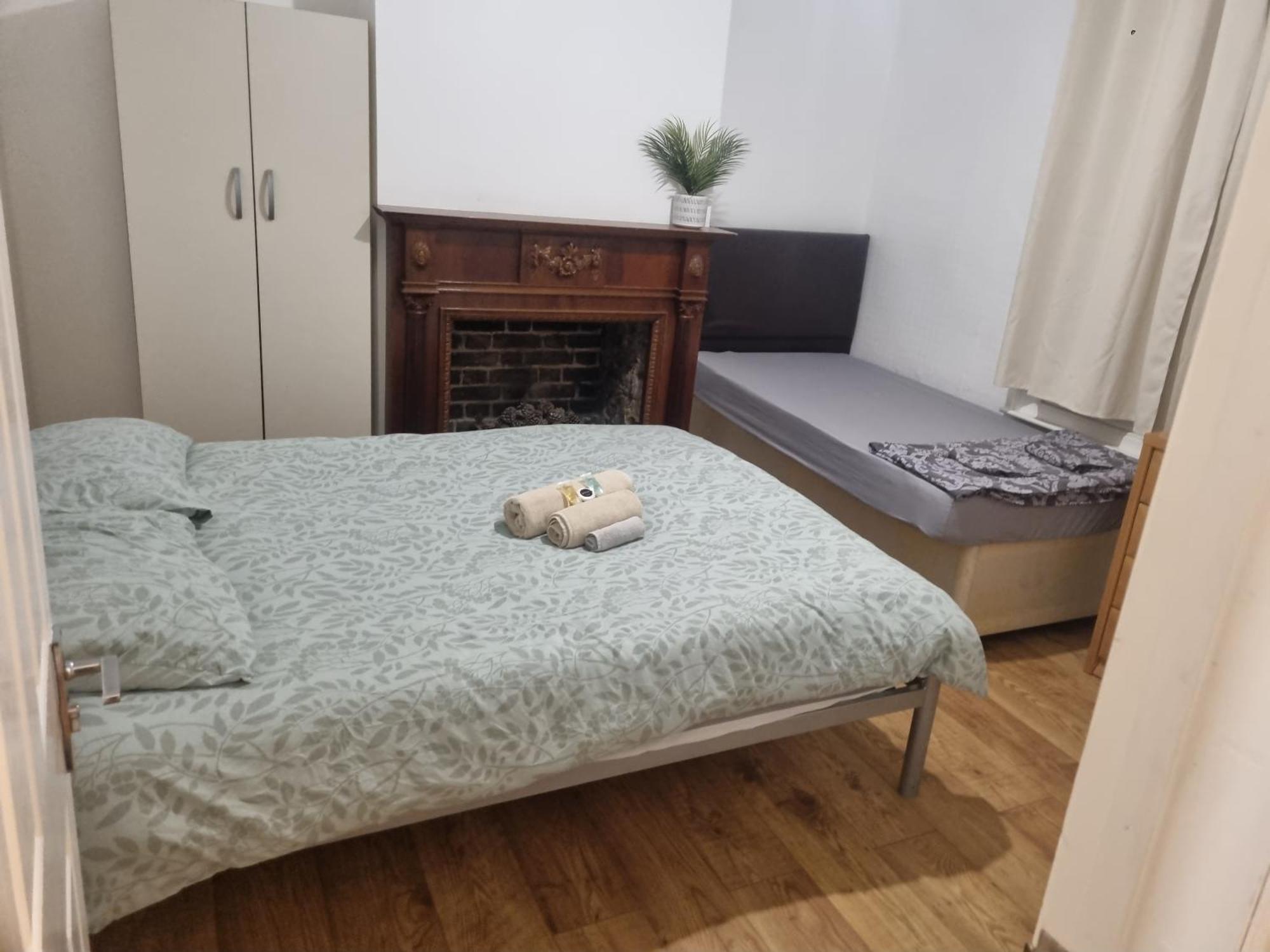 Cozy House With Character & Garden. Gjestgiverier London