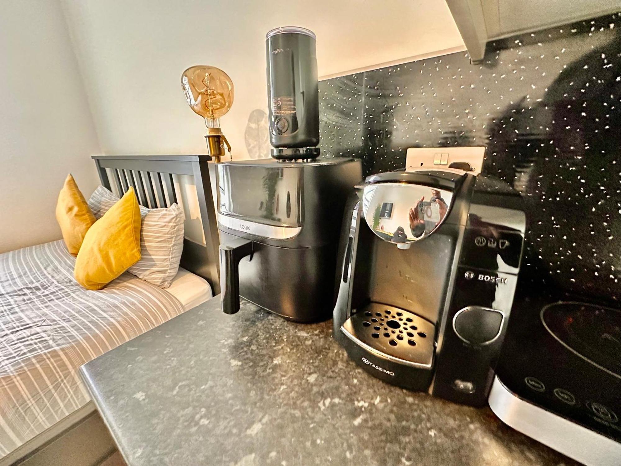 Lovely Self Contained Now Available Lägenhet London