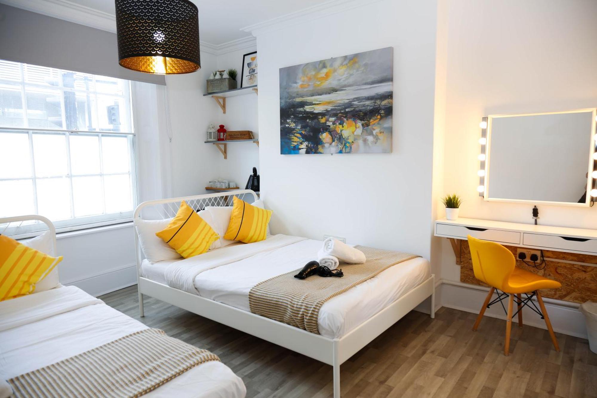 Stylish 1-minute Walk To Camden Town Metro, Shops, Cafes, Bars & Restaurants With Shared Bathrooms Homestay London