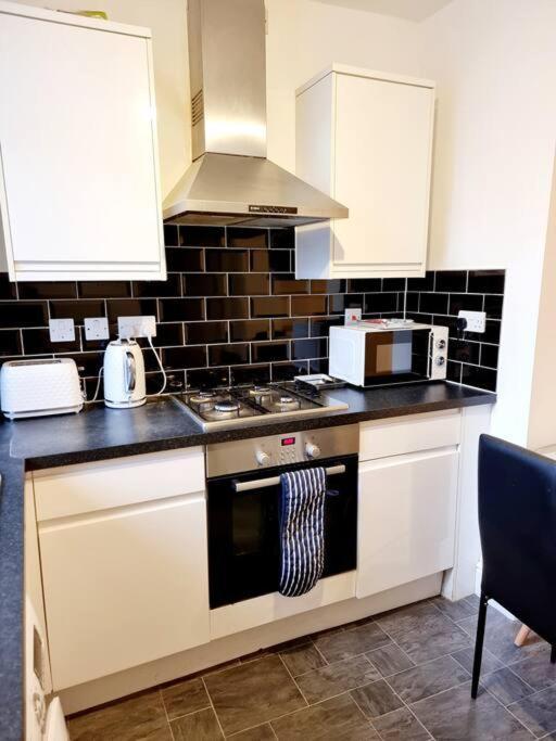 Lägenhet Spacious 2 Bedroom 3 Min Walk Mile End Station -sleeps 5 *
