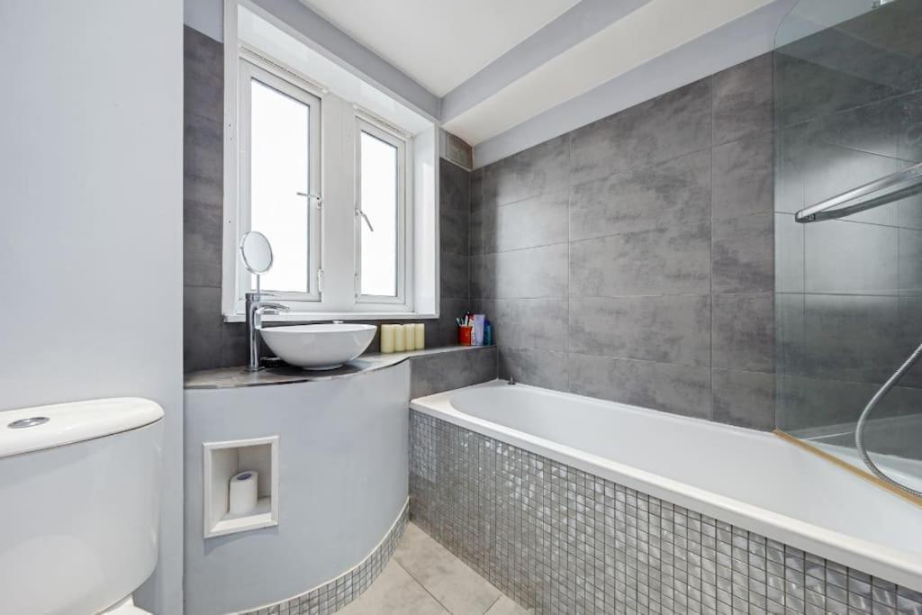Floor 1 Bedroom With Views Over London