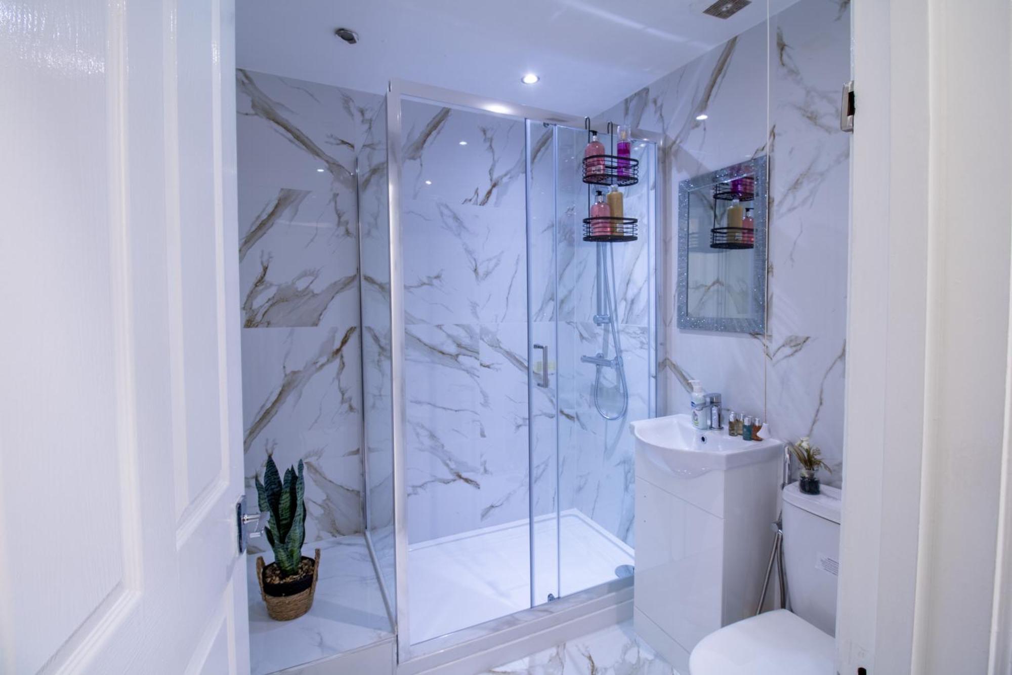 3 Bedroom On Oxford Street Gc4 *
