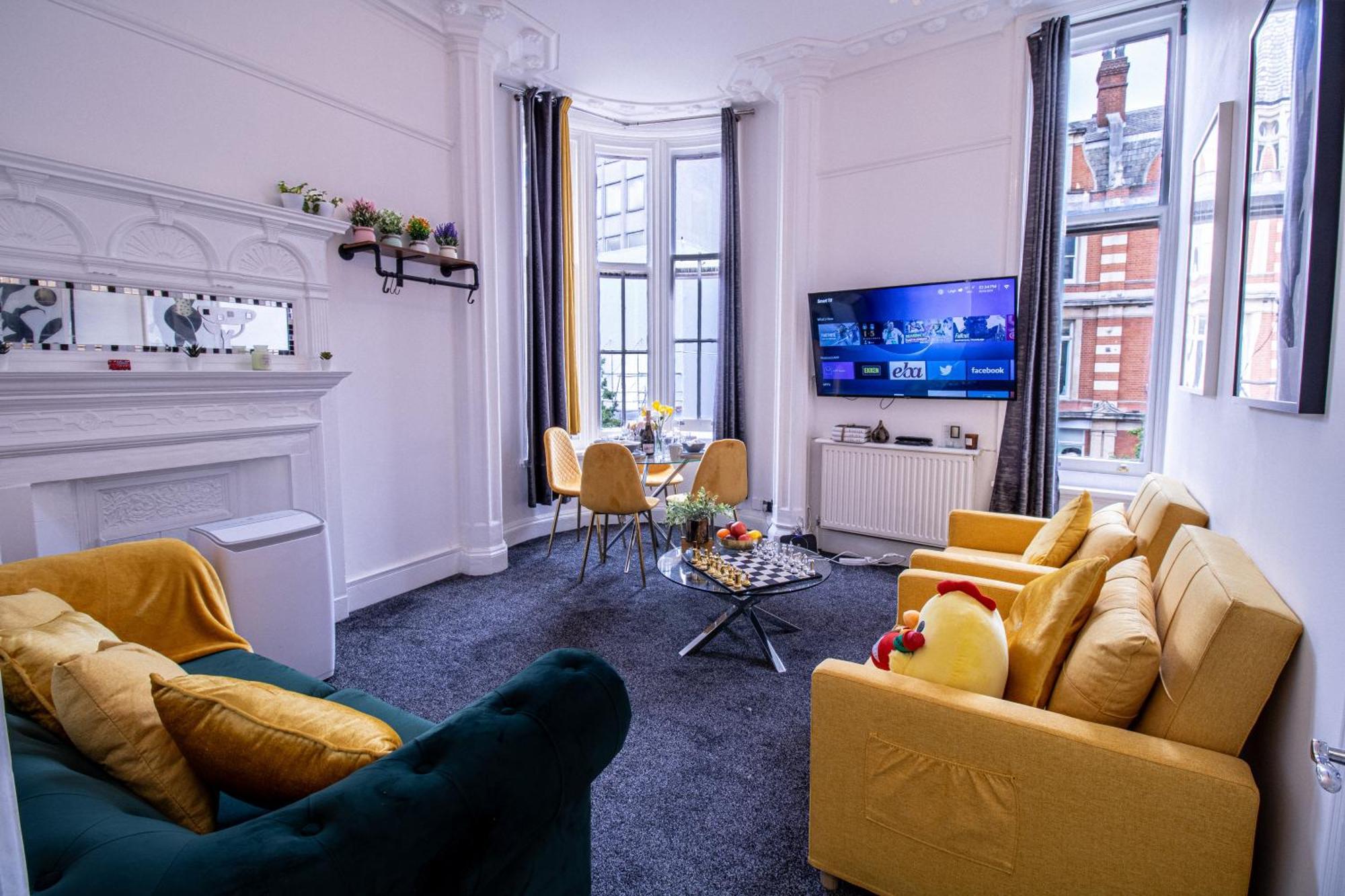 3 Bedroom On Oxford Street Gc4 London