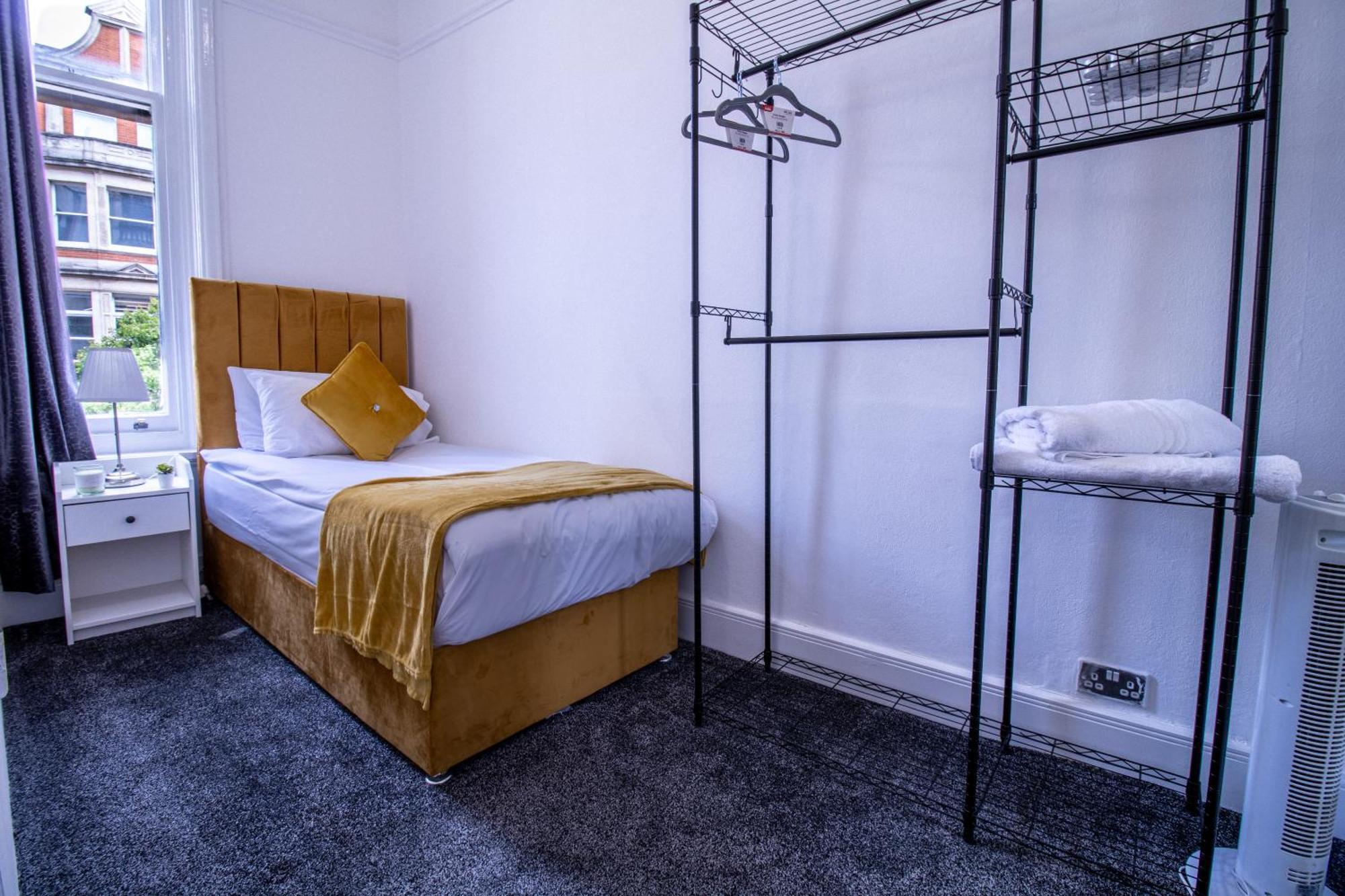 3 Bedroom On Oxford Street Gc4 Apartment *