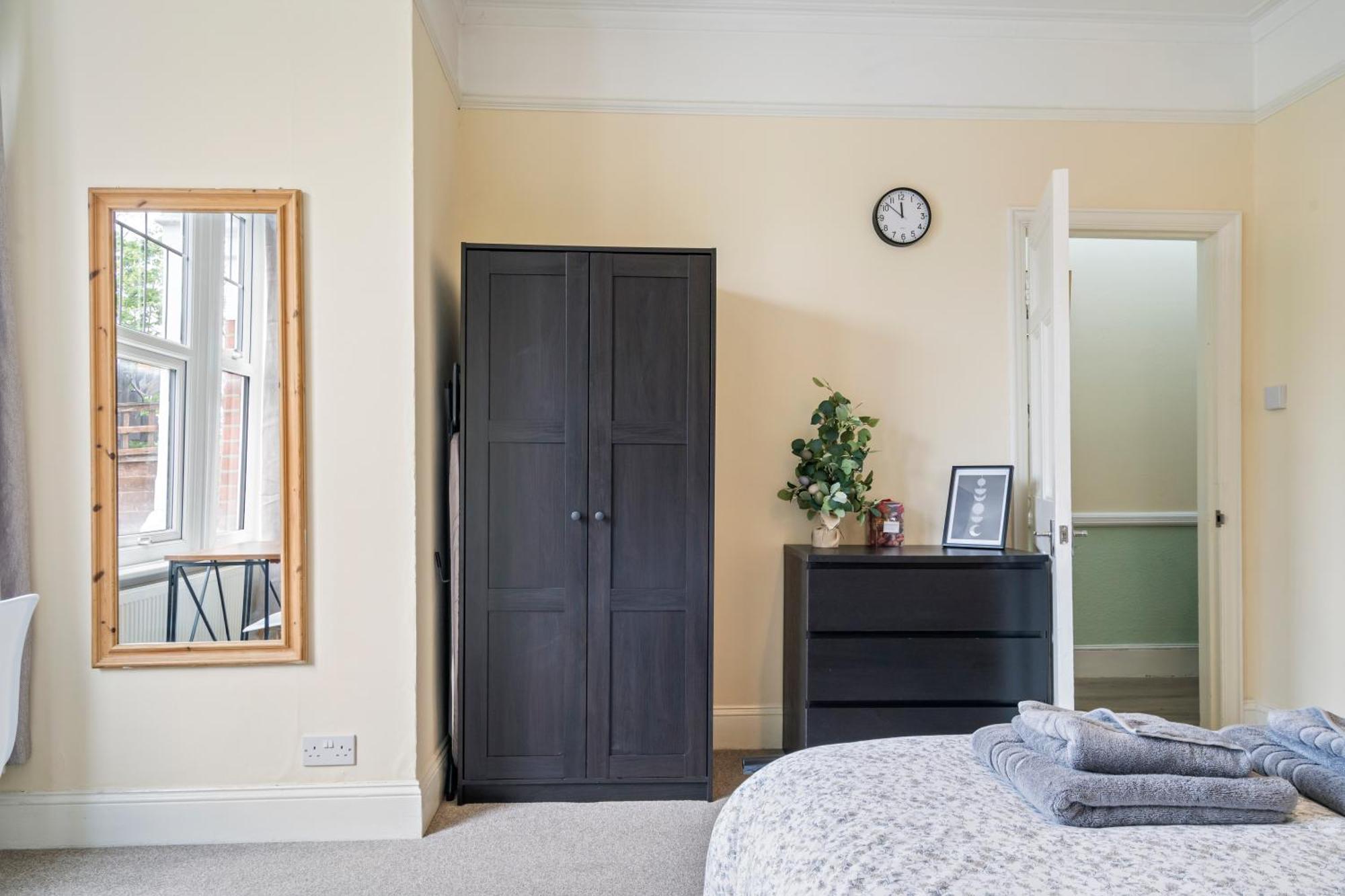 Modern 3 Bedroom In Wimbeldon Park * Londen