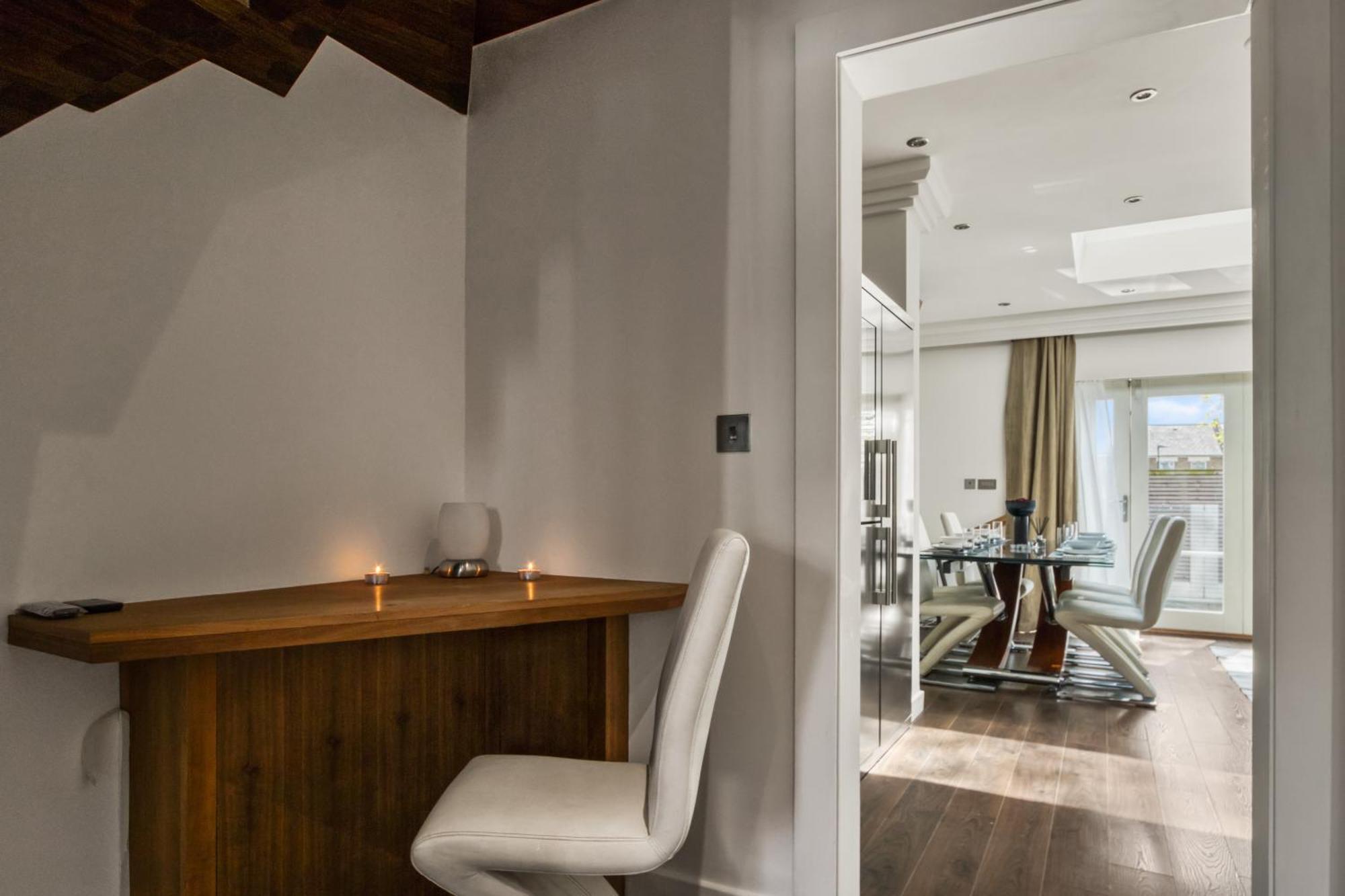 4 Bedroom House In Chiswick- Elegance & Serenity