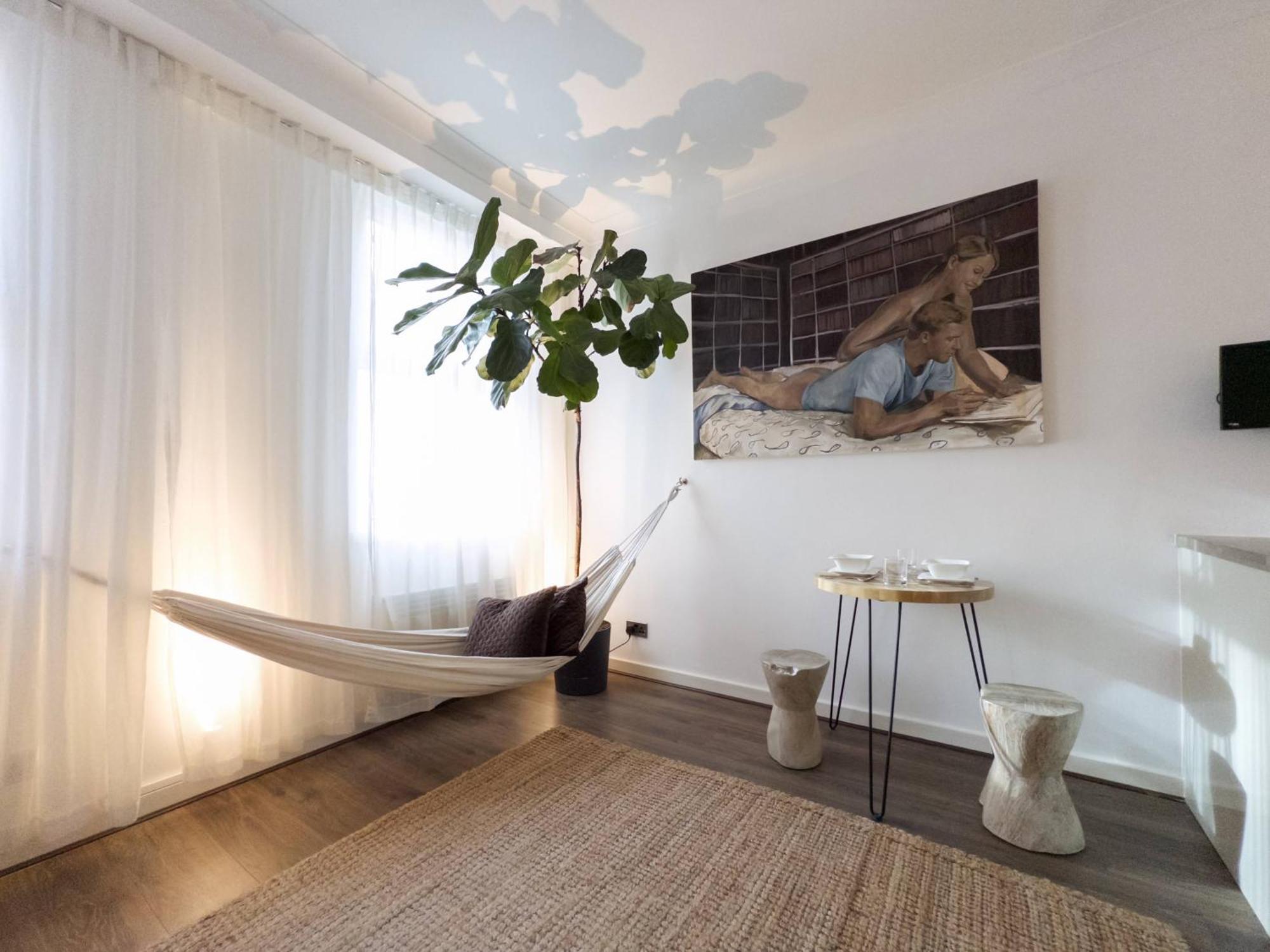 Lägenhet Tranquil Oasis W 100inch Cinema & Hammock, By The Design Traveller