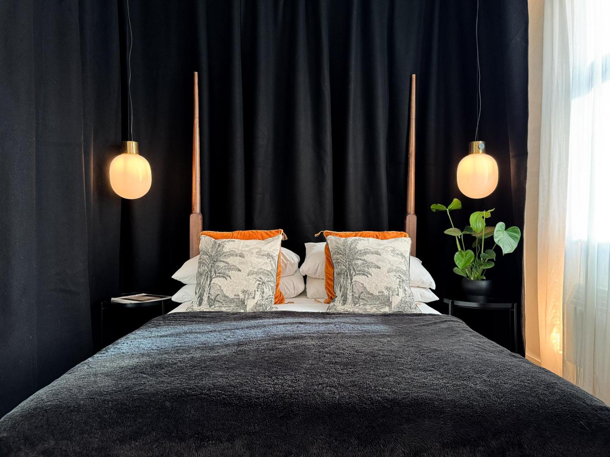 Lägenhet Tranquil Oasis W 100inch Cinema & Hammock, By The Design Traveller *