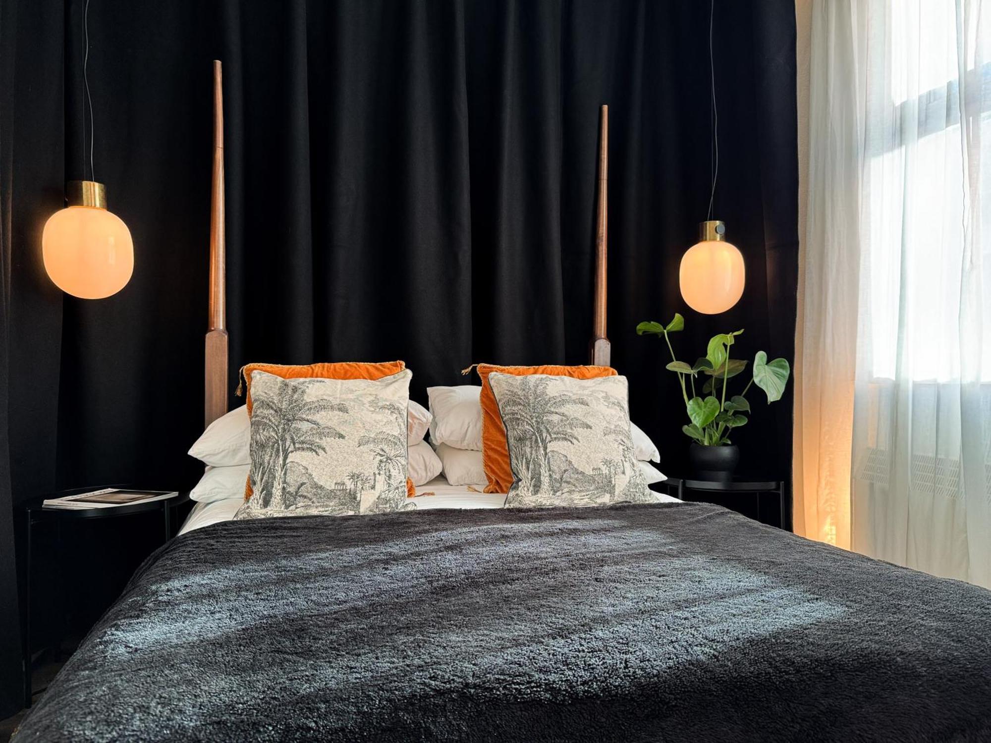 Lägenhet Tranquil Oasis W 100inch Cinema & Hammock, By The Design Traveller *