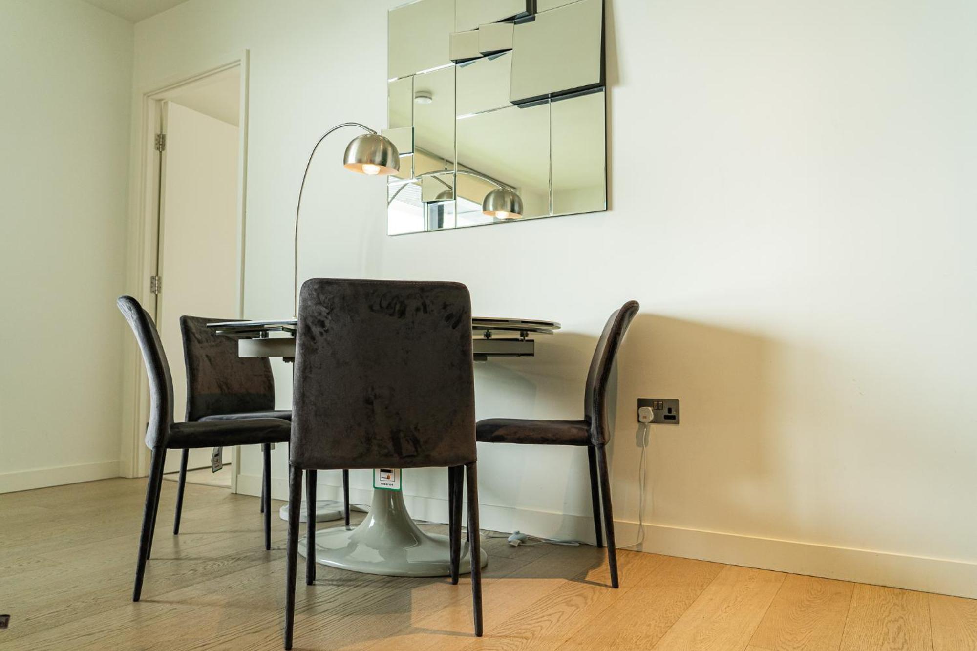 Luxury Balcony Apartment, Canary Wharf * London