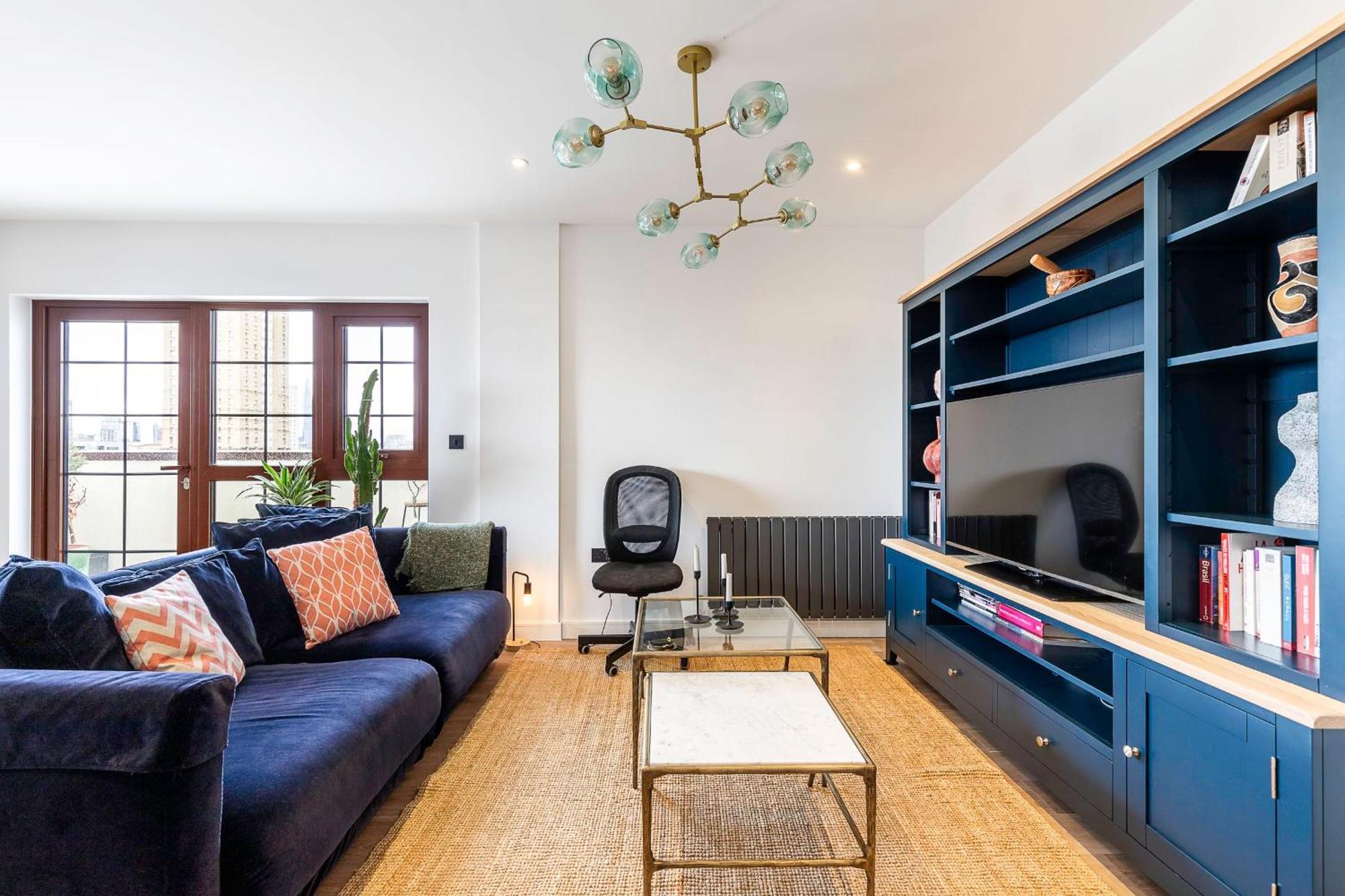 View Spacious 2 Bedroom Penthouse Londra