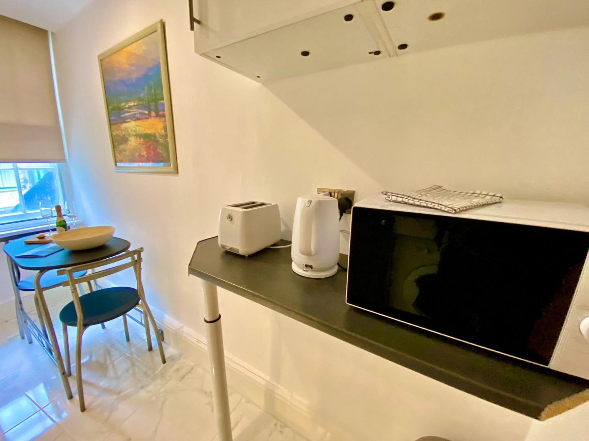 1 Bed Apt- Sleeps 3 & Pet Friendly * London