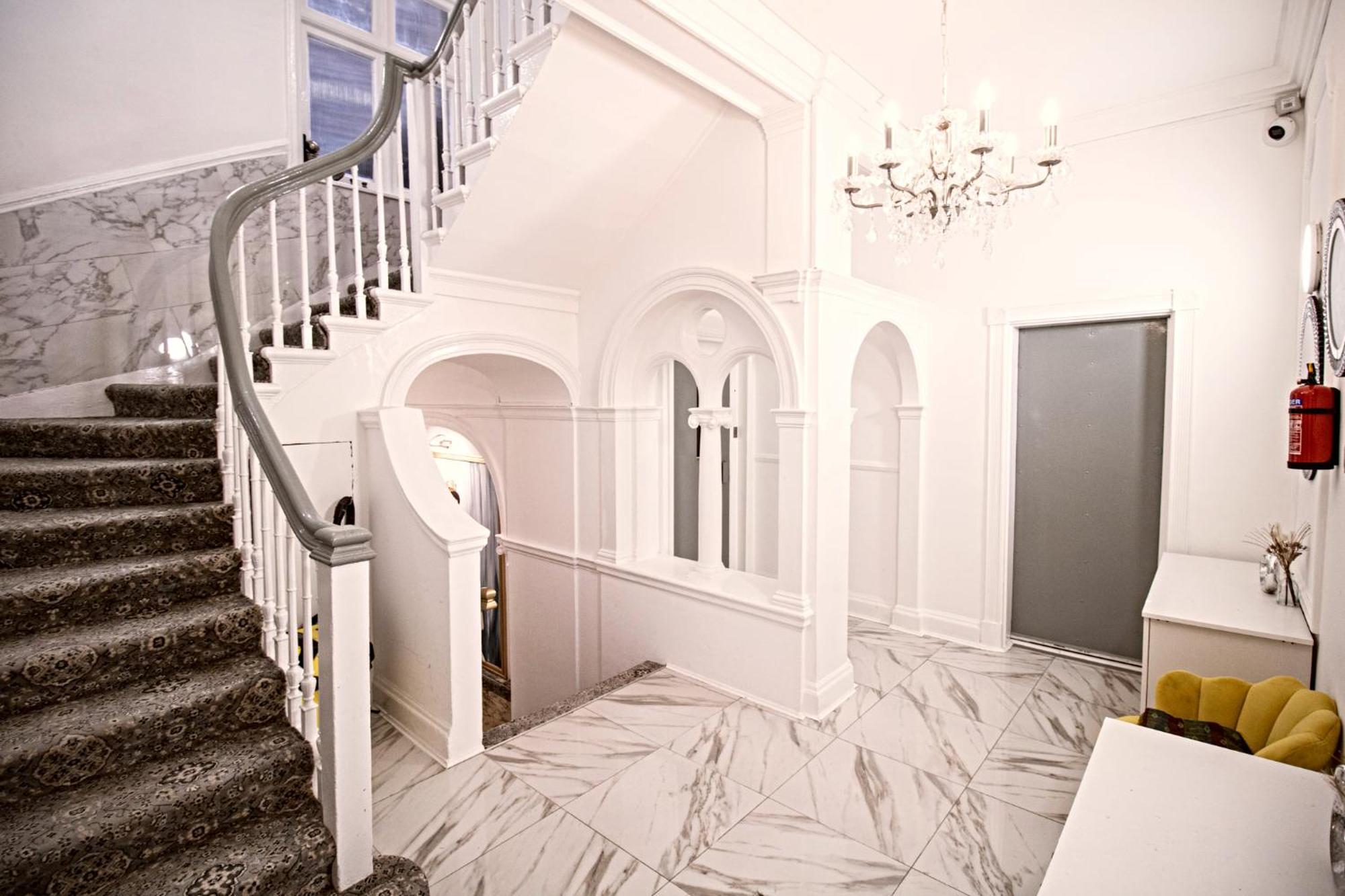 3 Bedroom On Oxford Street Gc4 Apartment