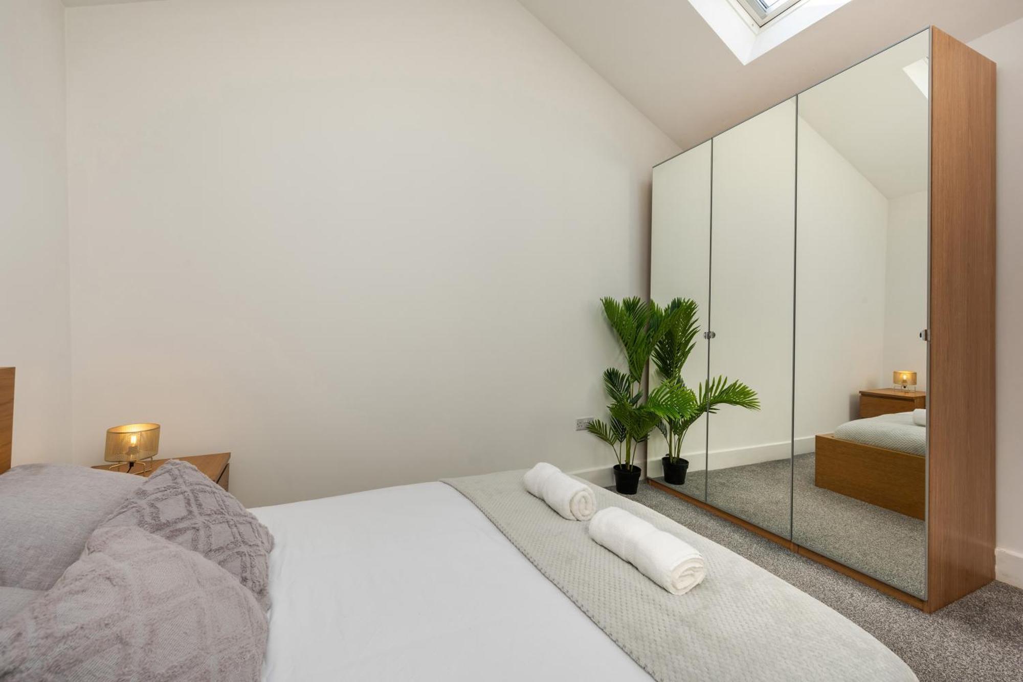 Stylish Two Bedroom By With Garden *