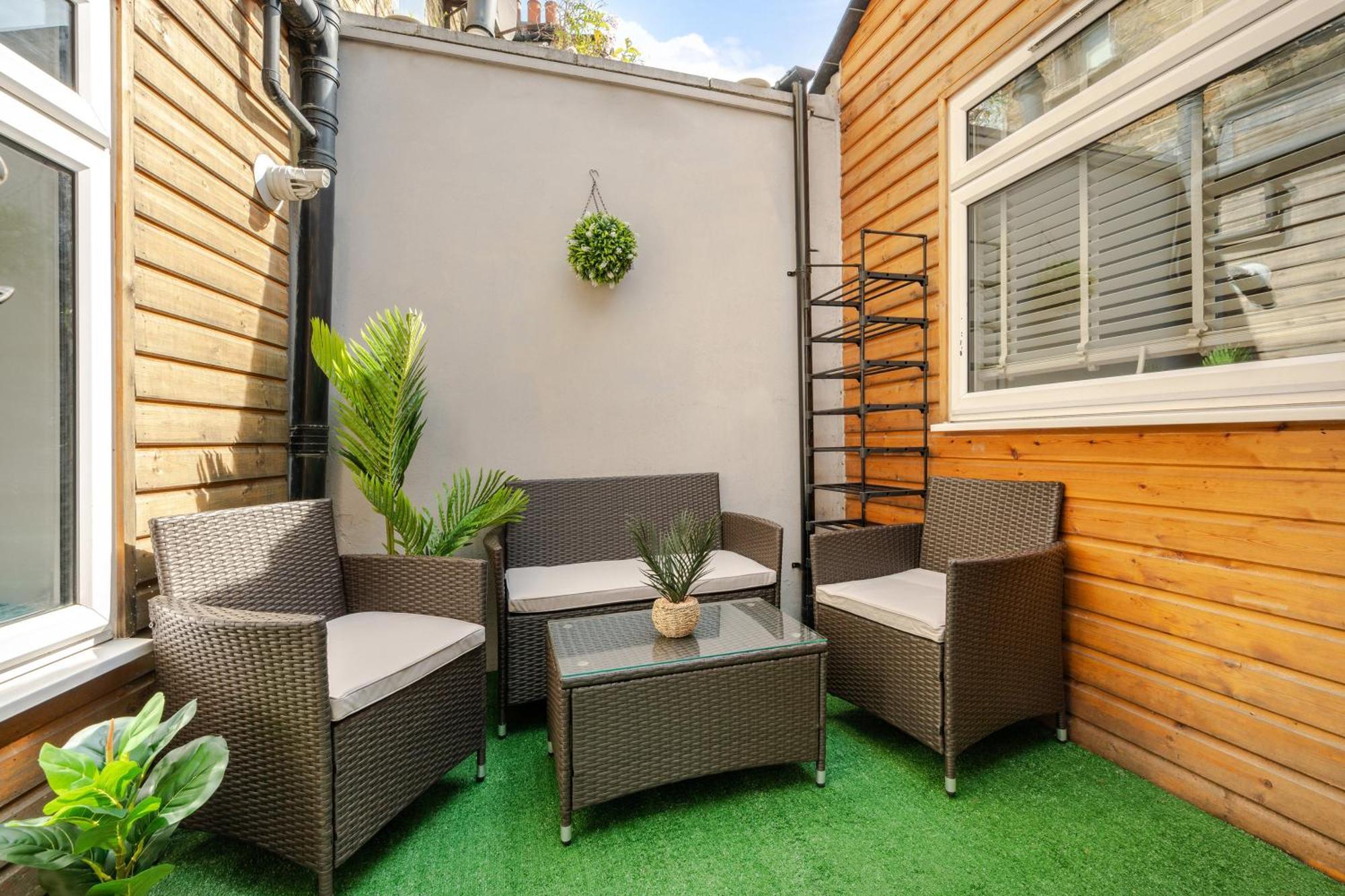 Apartment Stylish Two Bedroom By With Garden *