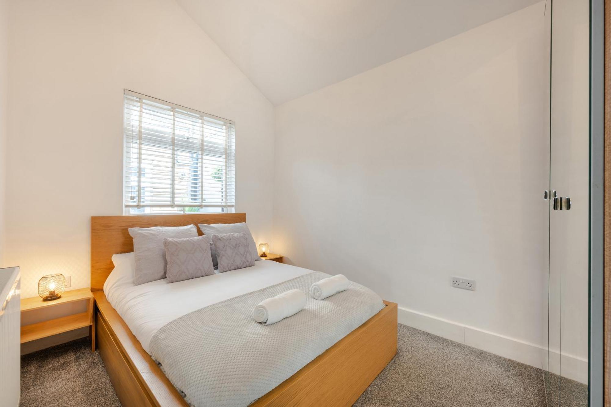 Stylish Two Bedroom By With Garden
