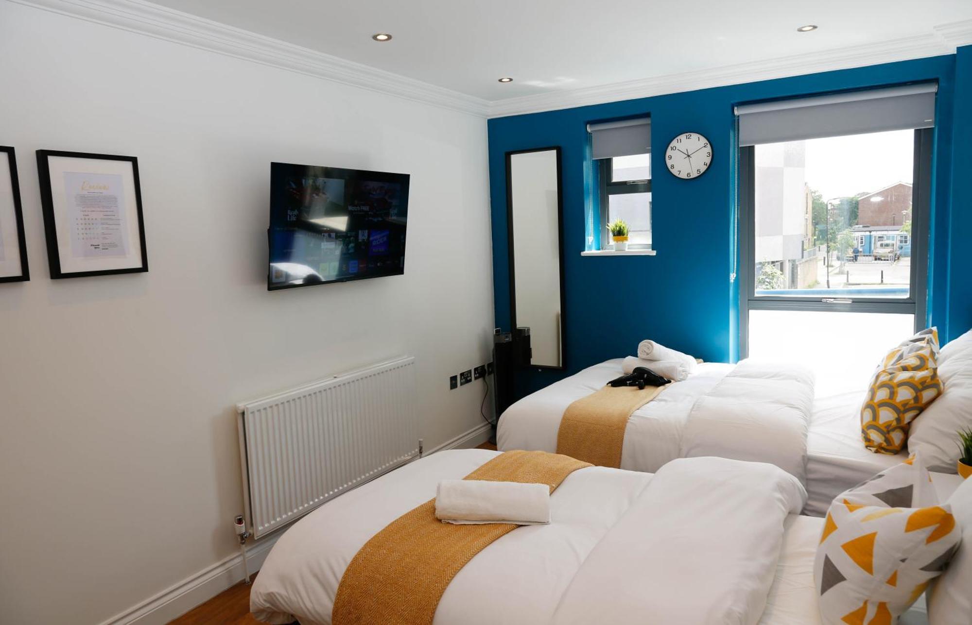 New Luxury In The Heart Of Next To Shops, Cafes, Bars & Metro With Shared Bathrooms London