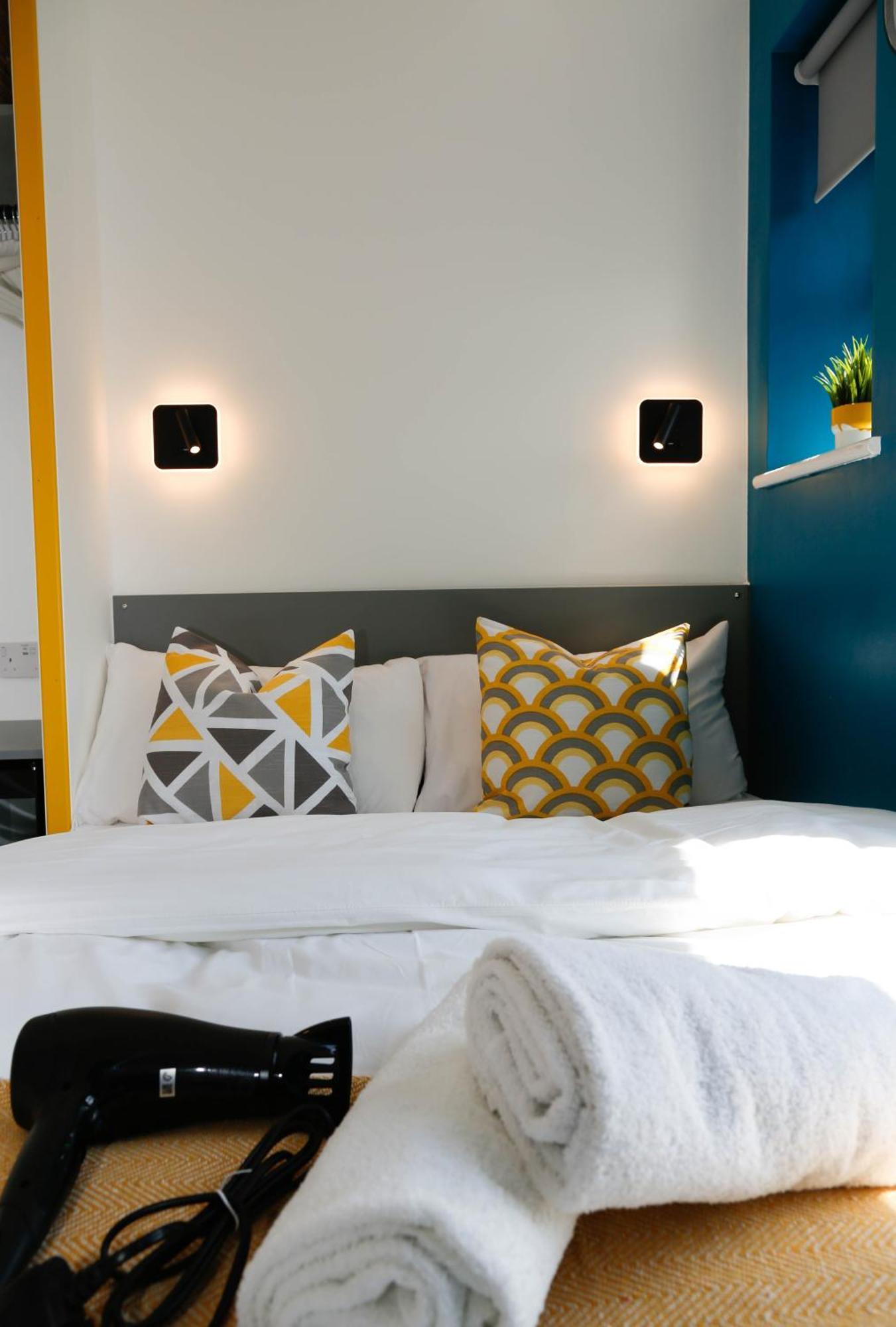 New Luxury In The Heart Of Next To Shops, Cafes, Bars & Metro With Shared Bathrooms Privatunterkunft *