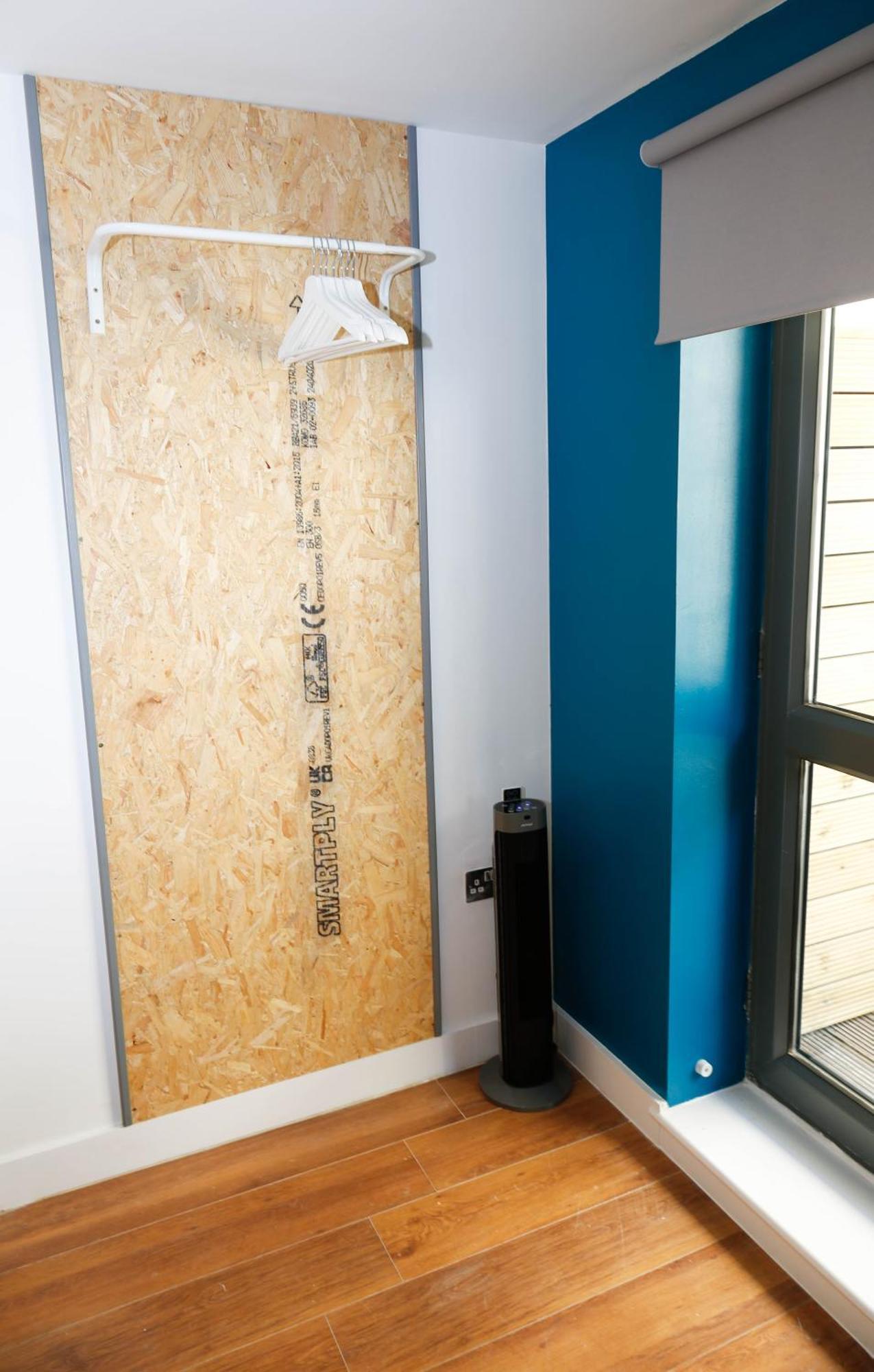New Luxury In The Heart Of Next To Shops, Cafes, Bars & Metro With Shared Bathrooms Privatunterkunft London