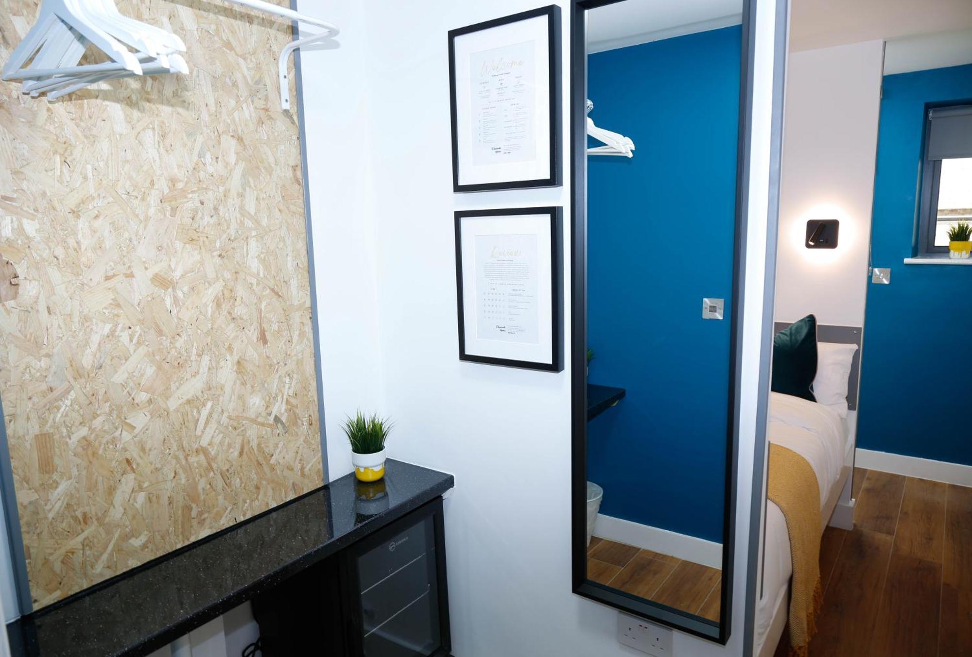 Privatunterkunft New Luxury In The Heart Of Next To Shops, Cafes, Bars & Metro With Shared Bathrooms London