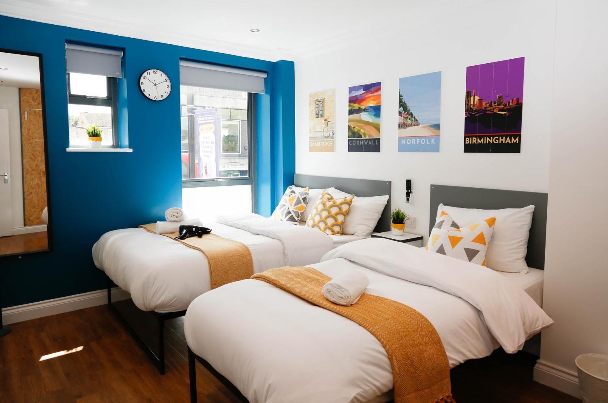 New Luxury In The Heart Of Next To Shops, Cafes, Bars & Metro With Shared Bathrooms *