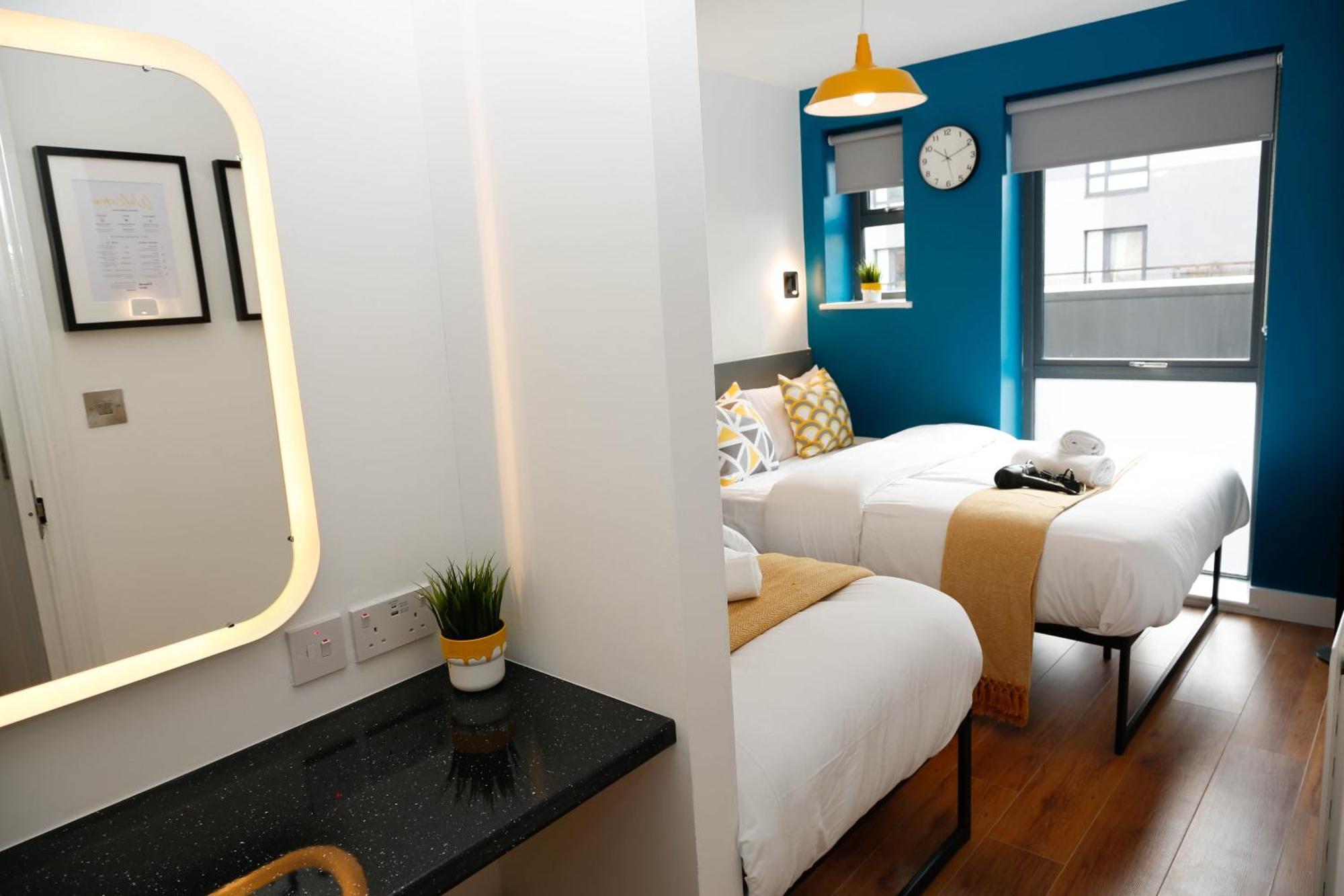 New Luxury In The Heart Of Next To Shops, Cafes, Bars & Metro With Shared Bathrooms London