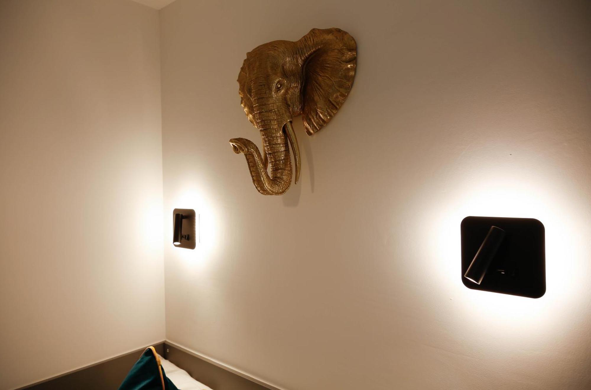 New Luxury In The Heart Of Next To Shops, Cafes, Bars & Metro With Shared Bathrooms * London