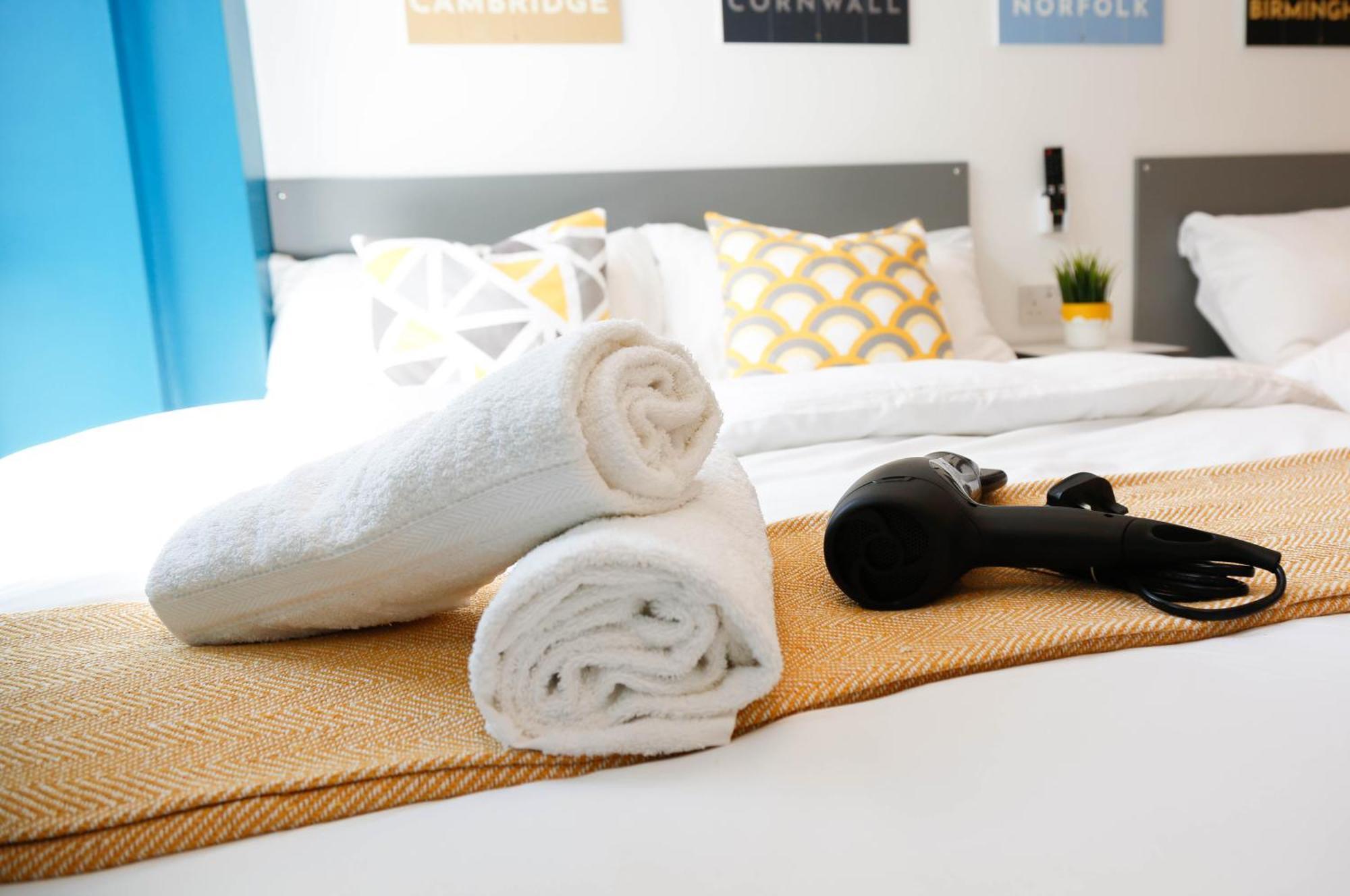 Privatunterkunft New Luxury In The Heart Of Next To Shops, Cafes, Bars & Metro With Shared Bathrooms